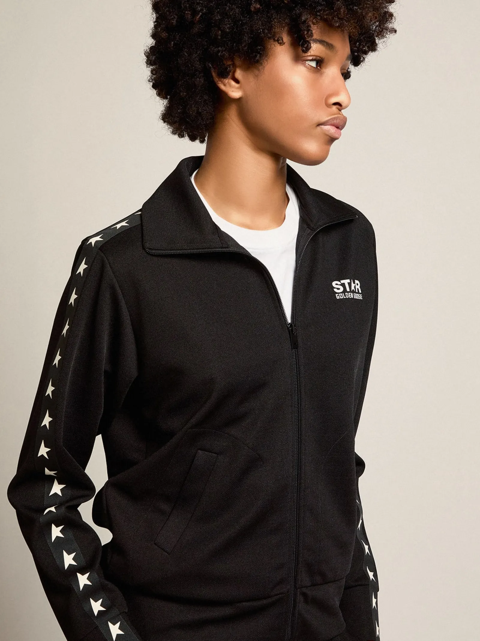Shop Golden Goose Moletom feminino preto com zíper e estrelas brancas Star Collection