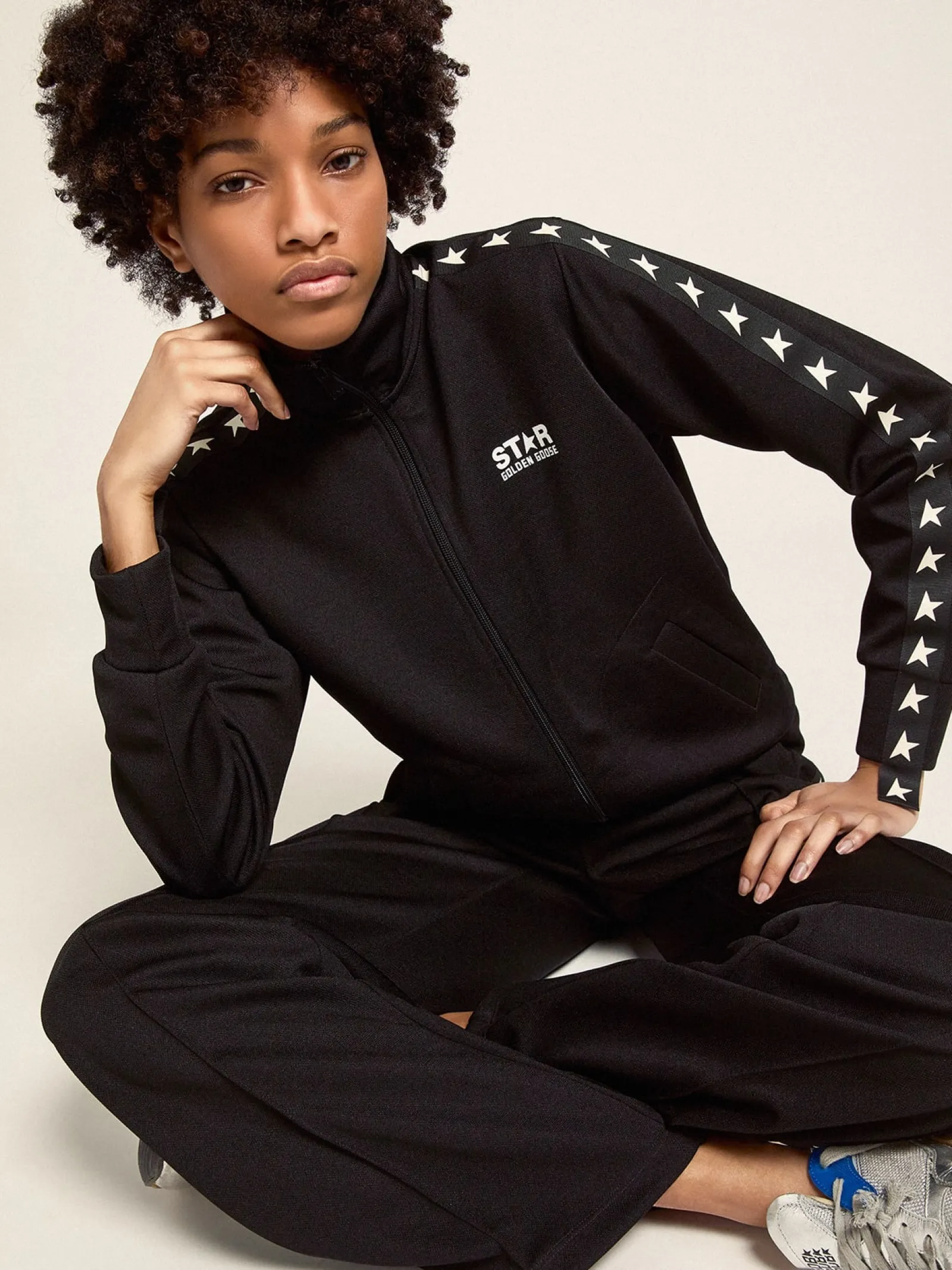 Shop Golden Goose Moletom feminino preto com zíper e estrelas brancas Star Collection