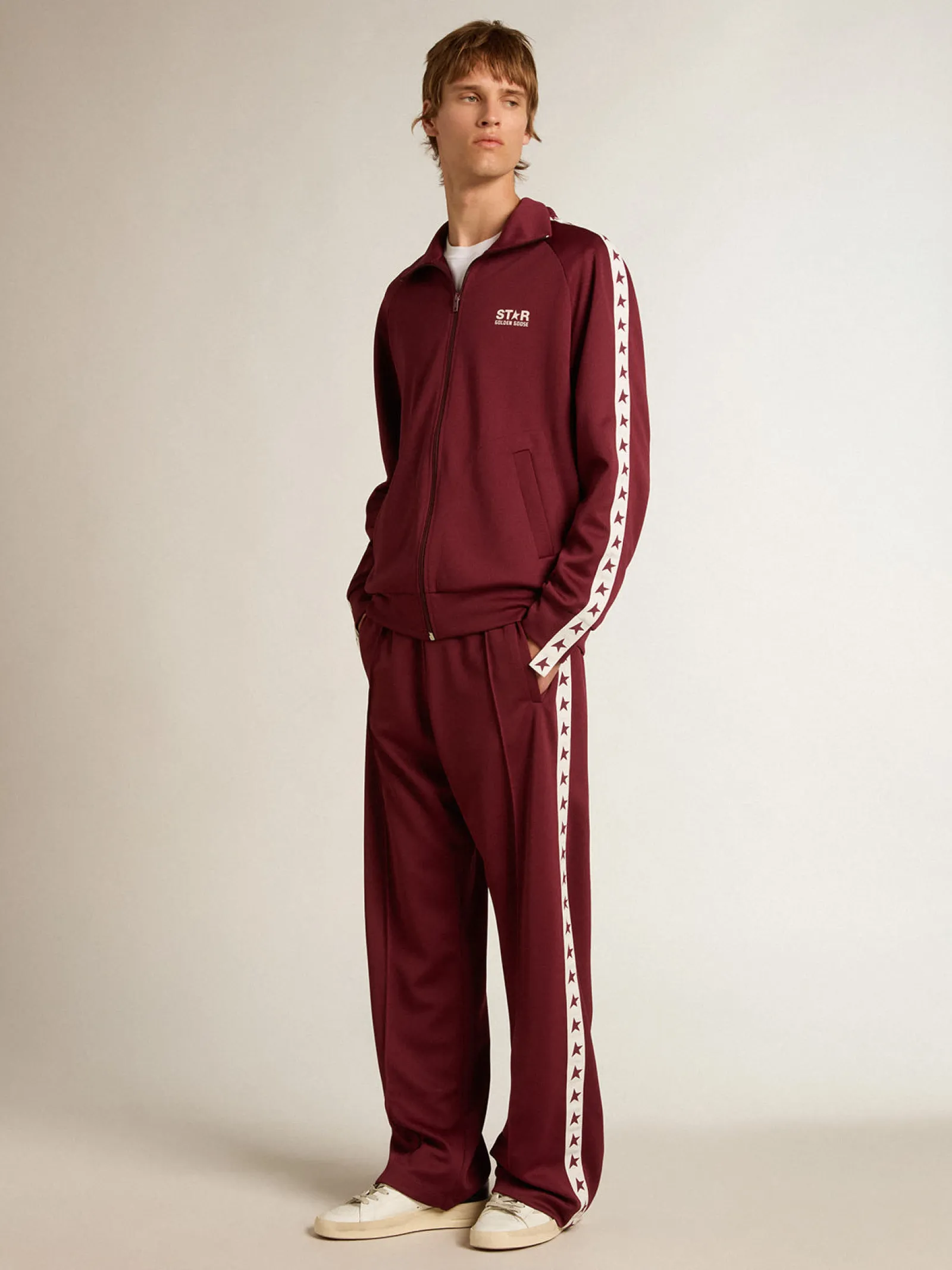 Shop Golden Goose Moletom masculino bordô com zíper, faixa branca e estrelas em contraste Star Collection