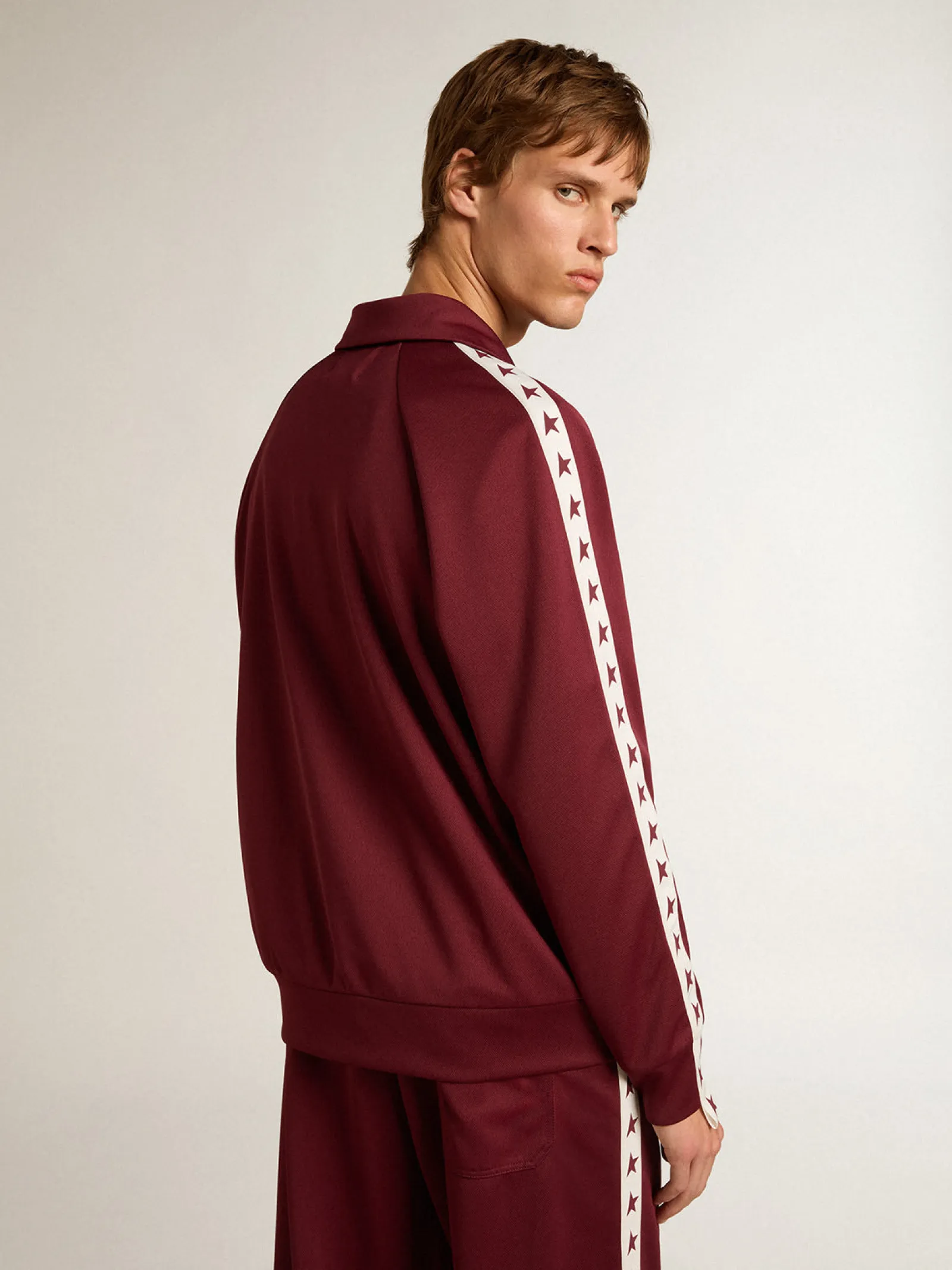 Shop Golden Goose Moletom masculino bordô com zíper, faixa branca e estrelas em contraste Star Collection