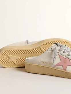 Shop Golden Goose Mule Ball Star de napa branca com estrela de couro rosa antigo Cabedal de napa branca