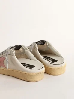 Shop Golden Goose Mule Ball Star de napa branca com estrela de couro rosa antigo Cabedal de napa branca