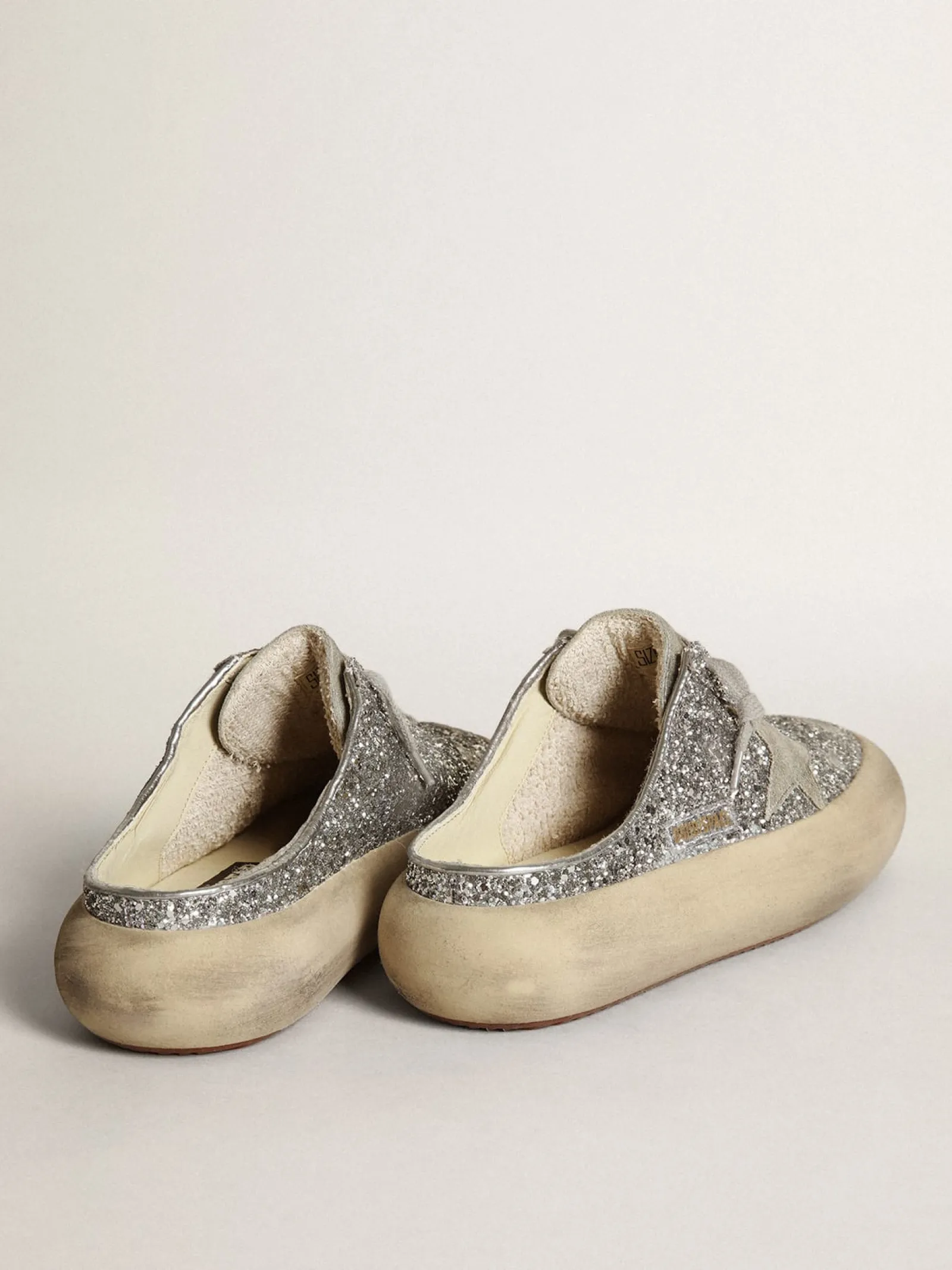 Fashion Golden Goose Mule Space-Star feminino em glitter com estrela e talão cinza gelo Cabedal de glitter prateado
