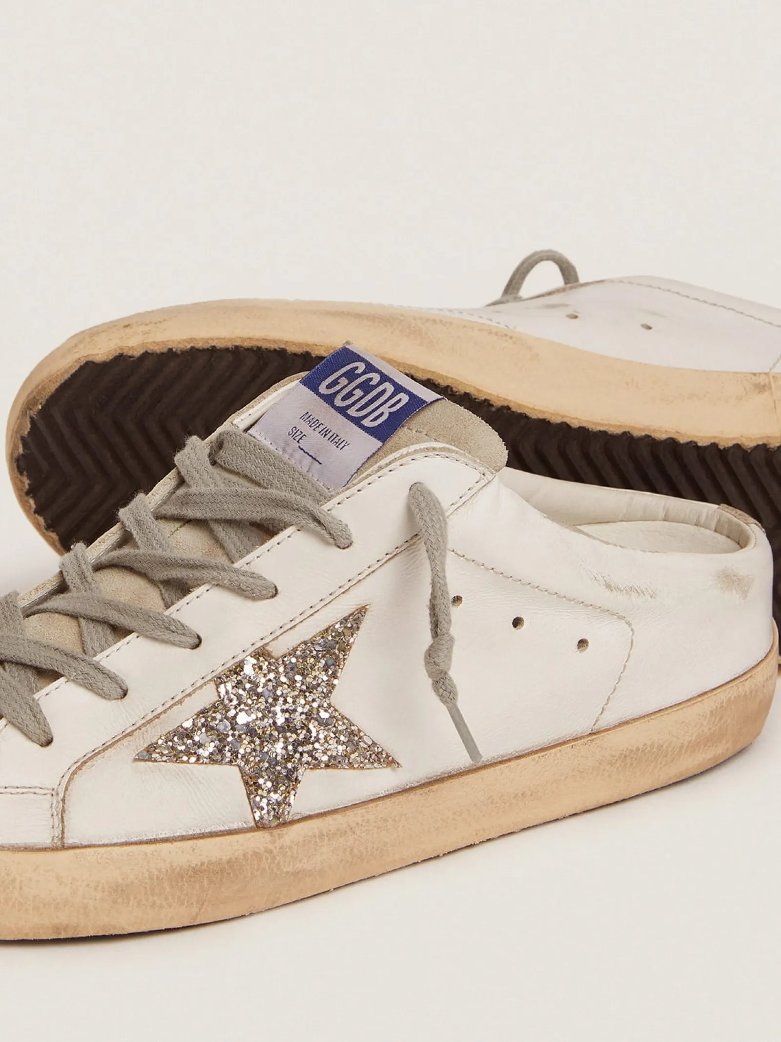 Fashion Golden Goose Mule Super-Star de couro branco e suede cinza com estrela de glitter prateado Cor: branco