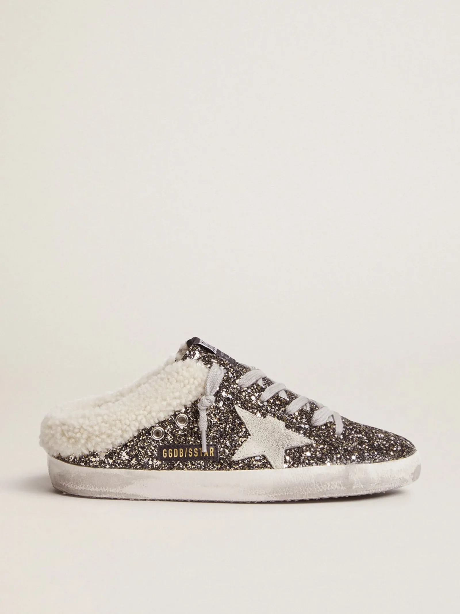 Shop Golden Goose Mule Super-Star feminino com glitter e interior de shearling Cabedal de couro revestido de glitter