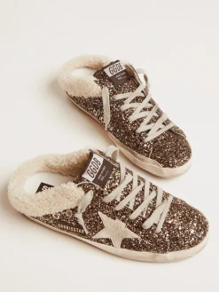 Shop Golden Goose Mule Super-Star feminino com glitter e interior de shearling Cabedal de couro revestido de glitter