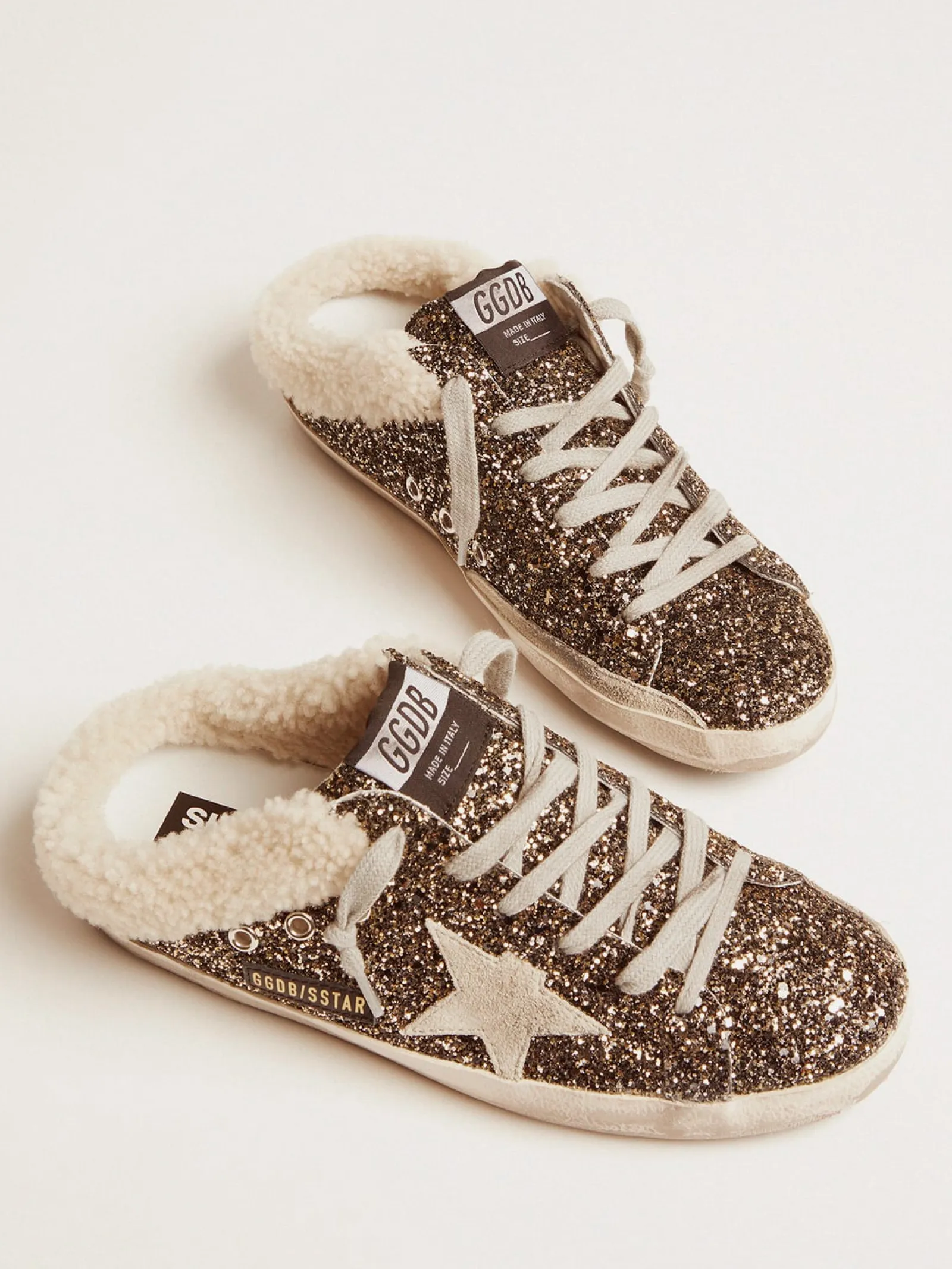 Shop Golden Goose Mule Super-Star feminino com glitter e interior de shearling Cabedal de couro revestido de glitter