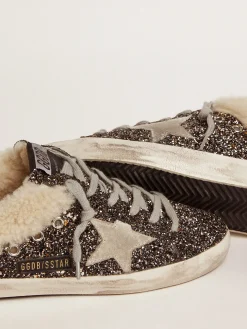 Shop Golden Goose Mule Super-Star feminino com glitter e interior de shearling Cabedal de couro revestido de glitter