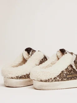 Shop Golden Goose Mule Super-Star feminino com glitter e interior de shearling Cabedal de couro revestido de glitter