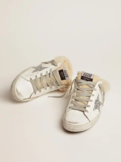 Shop Golden Goose Mule Super-Star feminino de couro branco e forro de shearling Cor: branco
