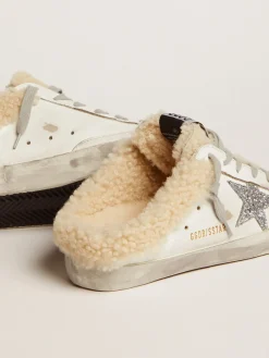 Shop Golden Goose Mule Super-Star feminino de couro branco e forro de shearling Cor: branco