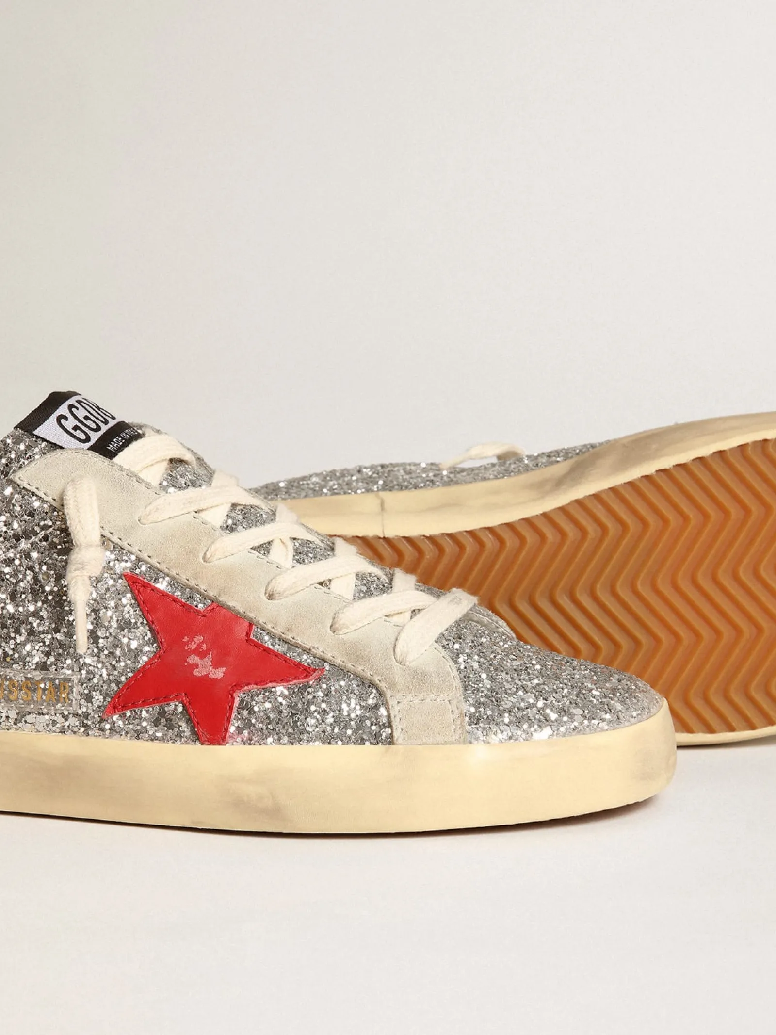 Best Golden Goose Mule Super-Star feminino em glitter prateado com estrela de couro vermelho Cabedal de glitter prateado