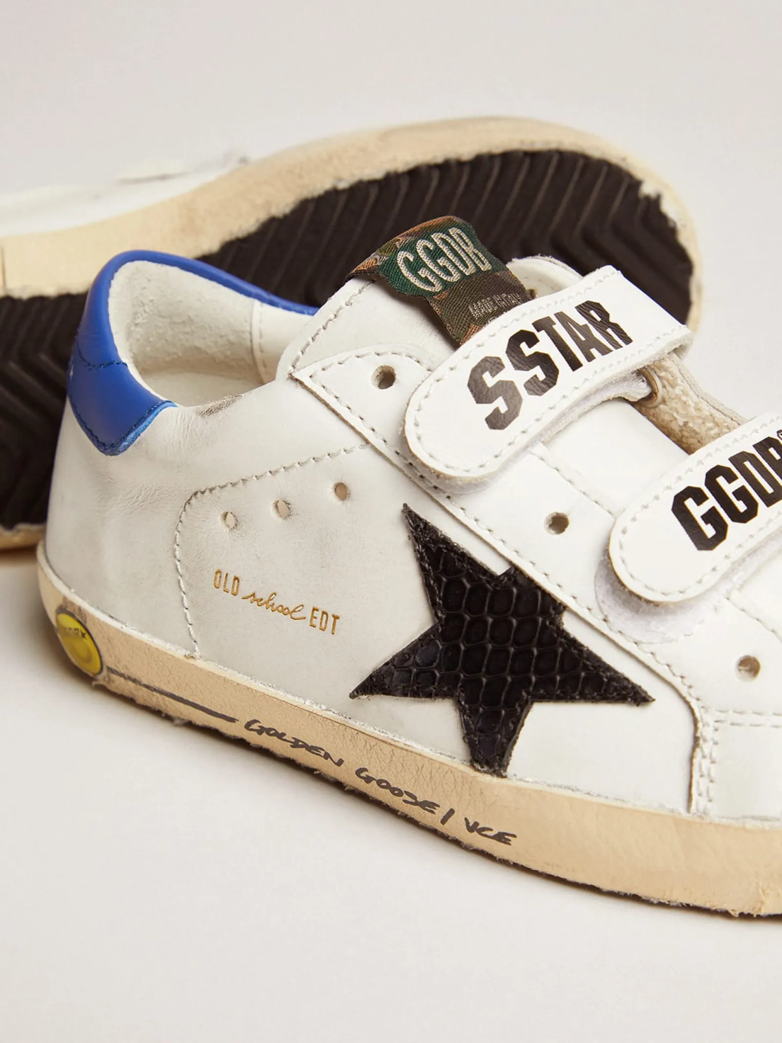 Outlet Golden Goose Old School com estrela de couro preto, estampa de píton e talão azul Cor: branco
