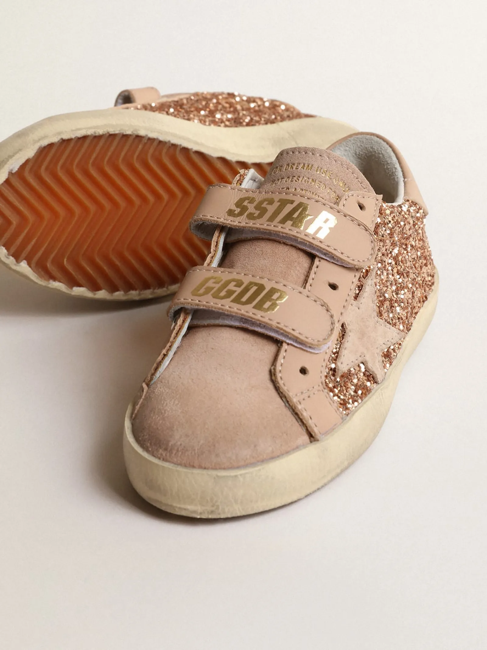 Shop Golden Goose Old School Junior de glitter rosa pêssego, estrela de suede rosa Cabedal de glitter na cor rosa pêssego
