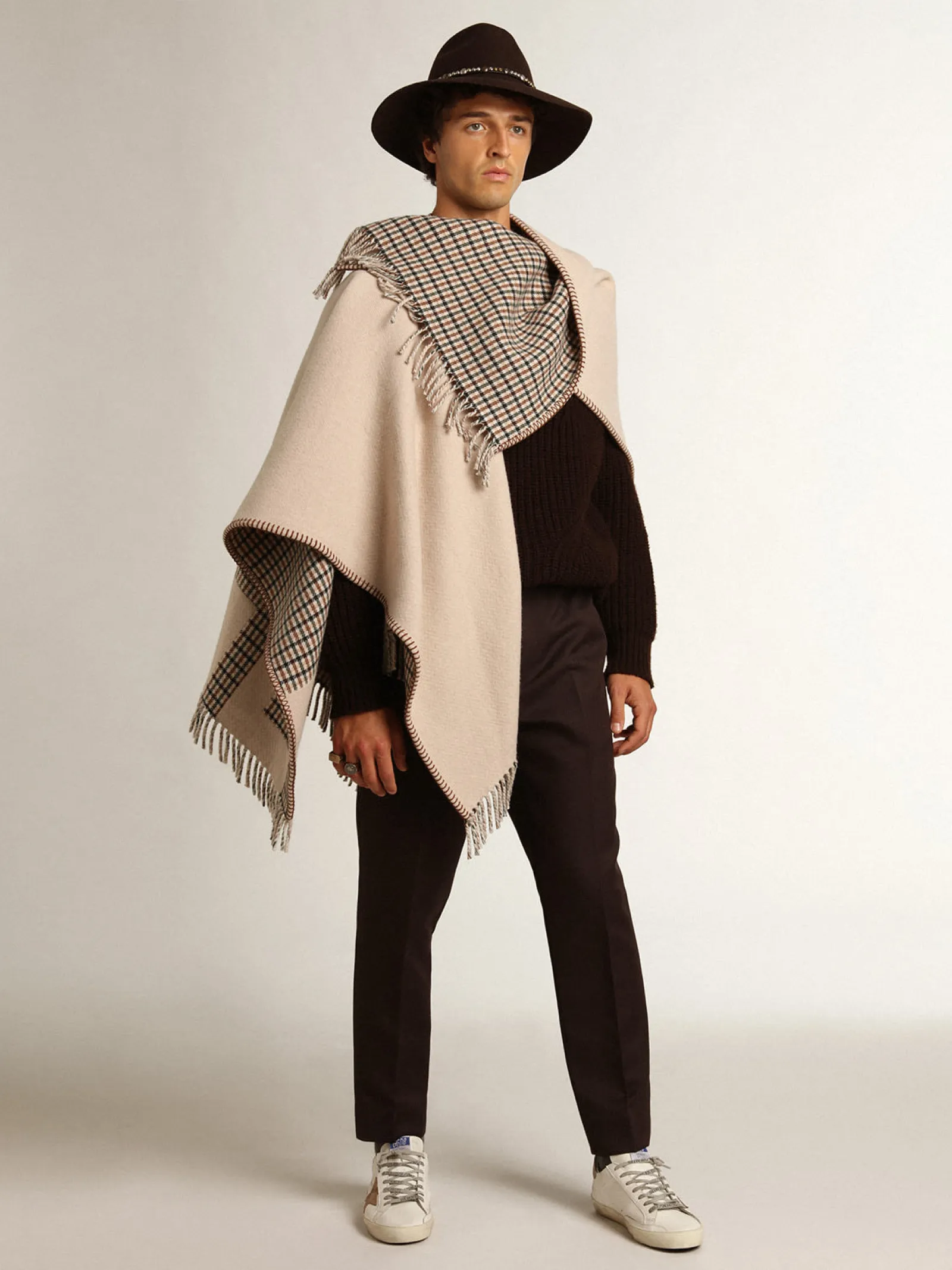 Online Golden Goose Poncho de lã dupla face na cor creme com estampa xadrez e inscrição Cor: creme