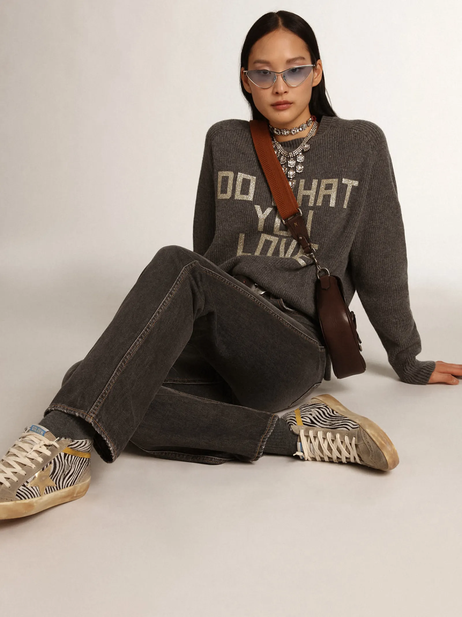 Sale Golden Goose Pulôver feminino de gola redonda cinza com inscrição de glitter Cor: cinza mescla