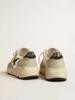 Shop Golden Goose Running Sole com inserções de suede cinza e estrela de glitter preto Cabedal de napa na cor creme