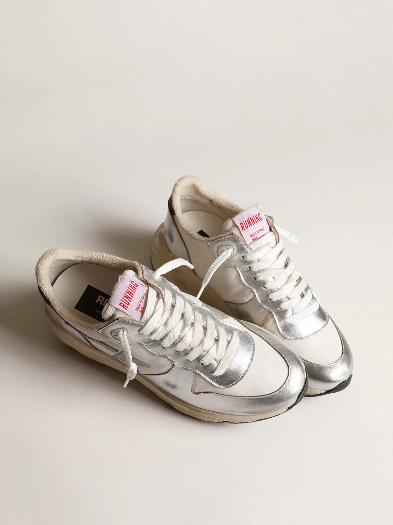 Store Golden Goose Running Sole de náilon e couro metálico prateado com estrela azul Cabedal de náilon branco com inserções de couro metálico prateado
