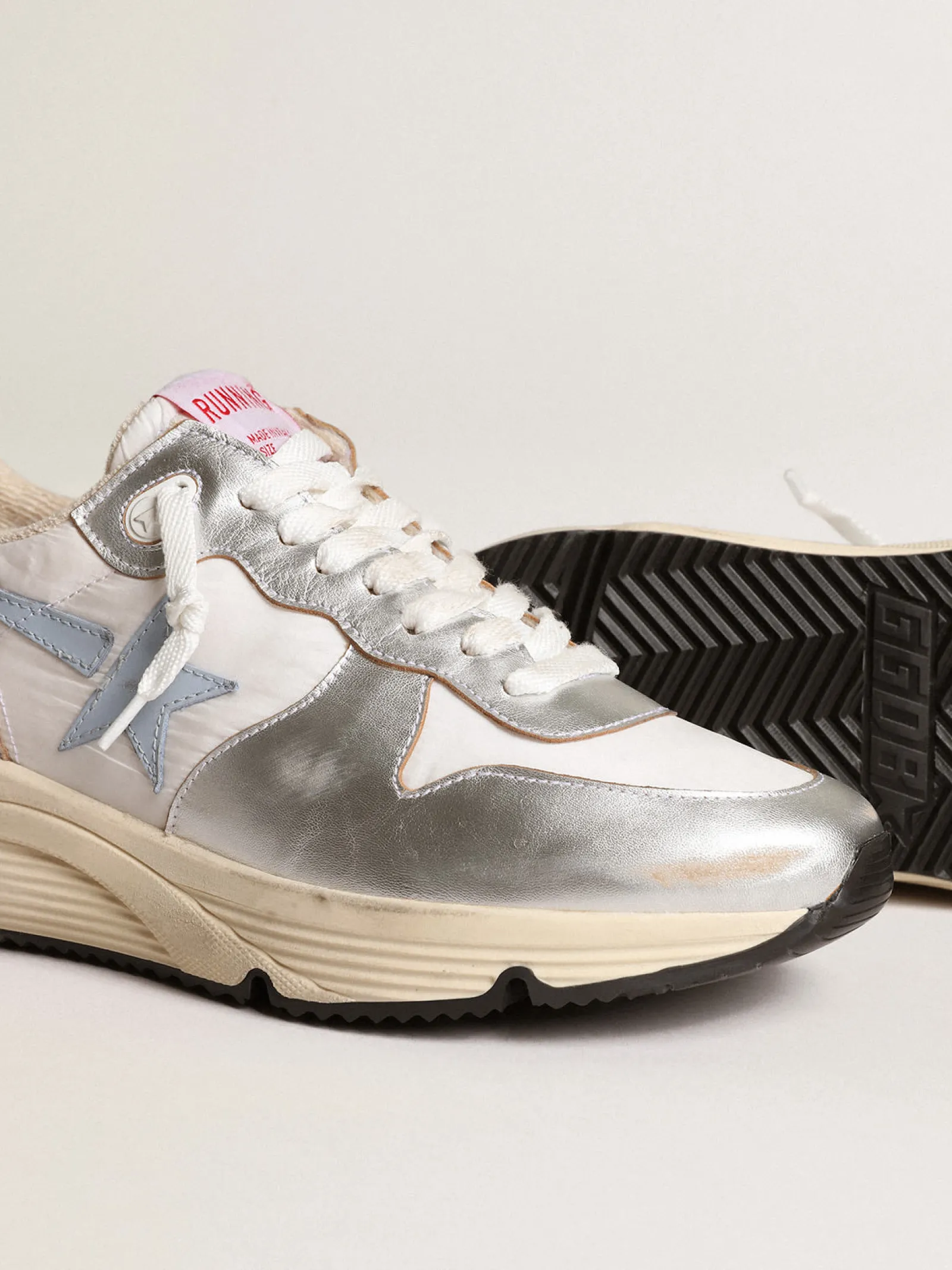 Store Golden Goose Running Sole de náilon e couro metálico prateado com estrela azul Cabedal de náilon branco com inserções de couro metálico prateado