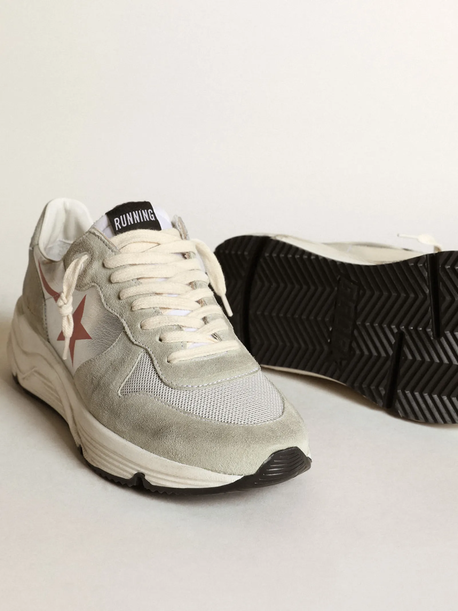 Outlet Golden Goose Running Sole feminino de couro prateado com inserções cinza gelo Cabedal de couro metálico prateado
