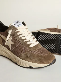 Shop Golden Goose Running Sole masculino de tela verde-oliva e couro com estrela creme Cabedal verde-oliva de tela com inserções de couro tom sobre tom