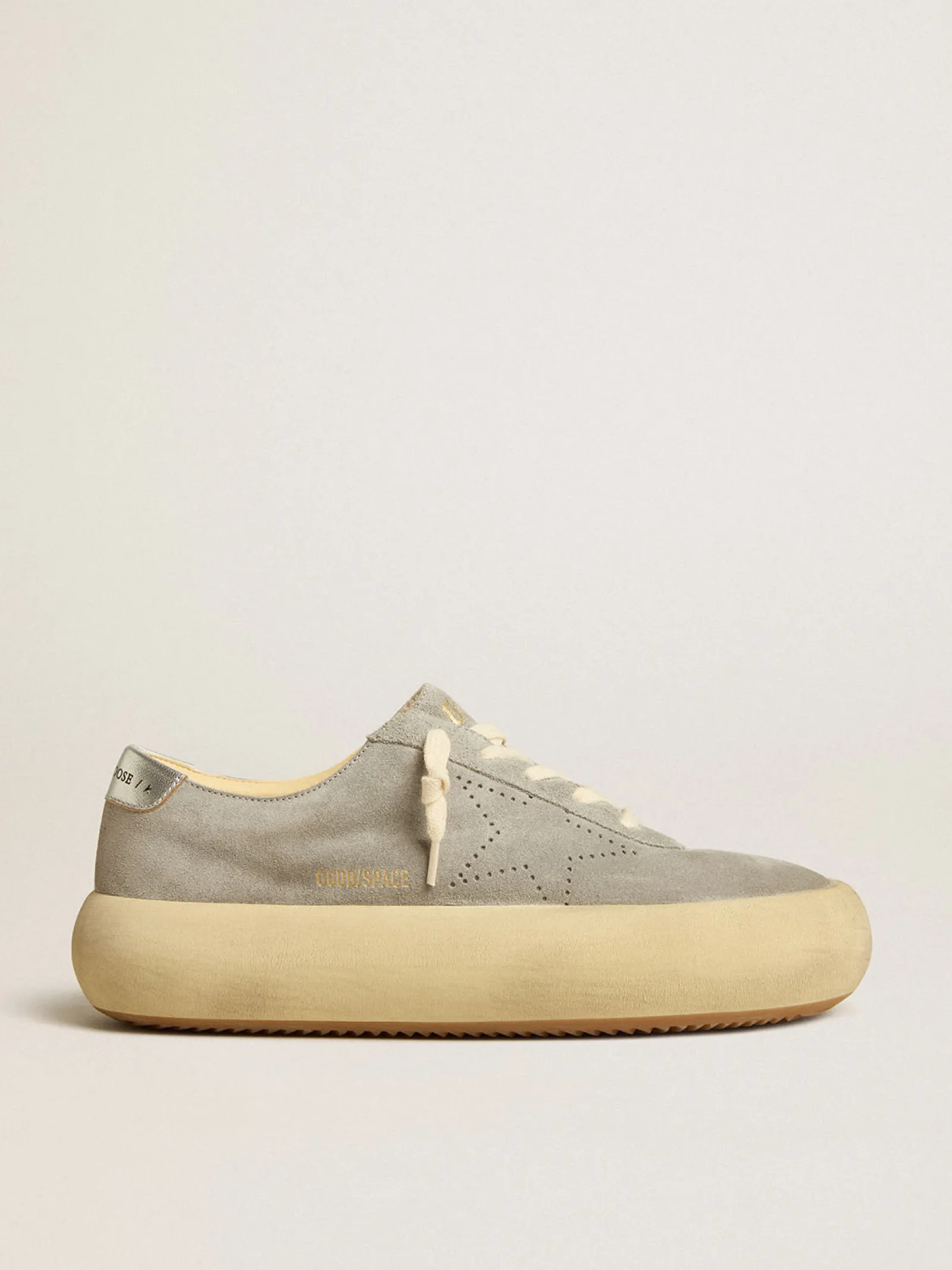 Cheap Golden Goose Sapato Space-Star Feminino de suede gelo com estrela perfurada Cabedal de suede cinza gelo