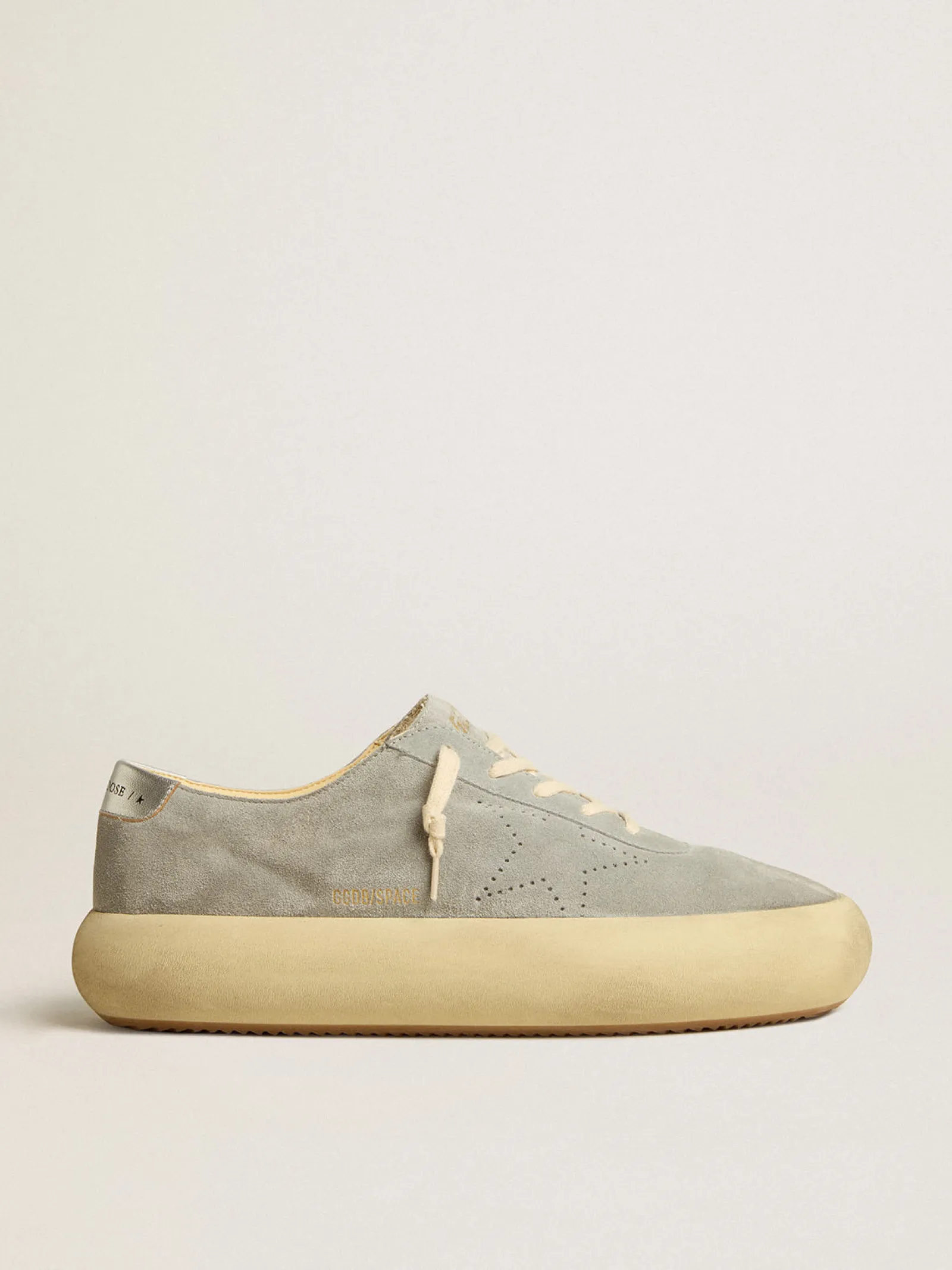 Outlet Golden Goose Sapato Space-Star Masculino de suede gelo com estrela perfurada Cabedal de suede cinza gelo