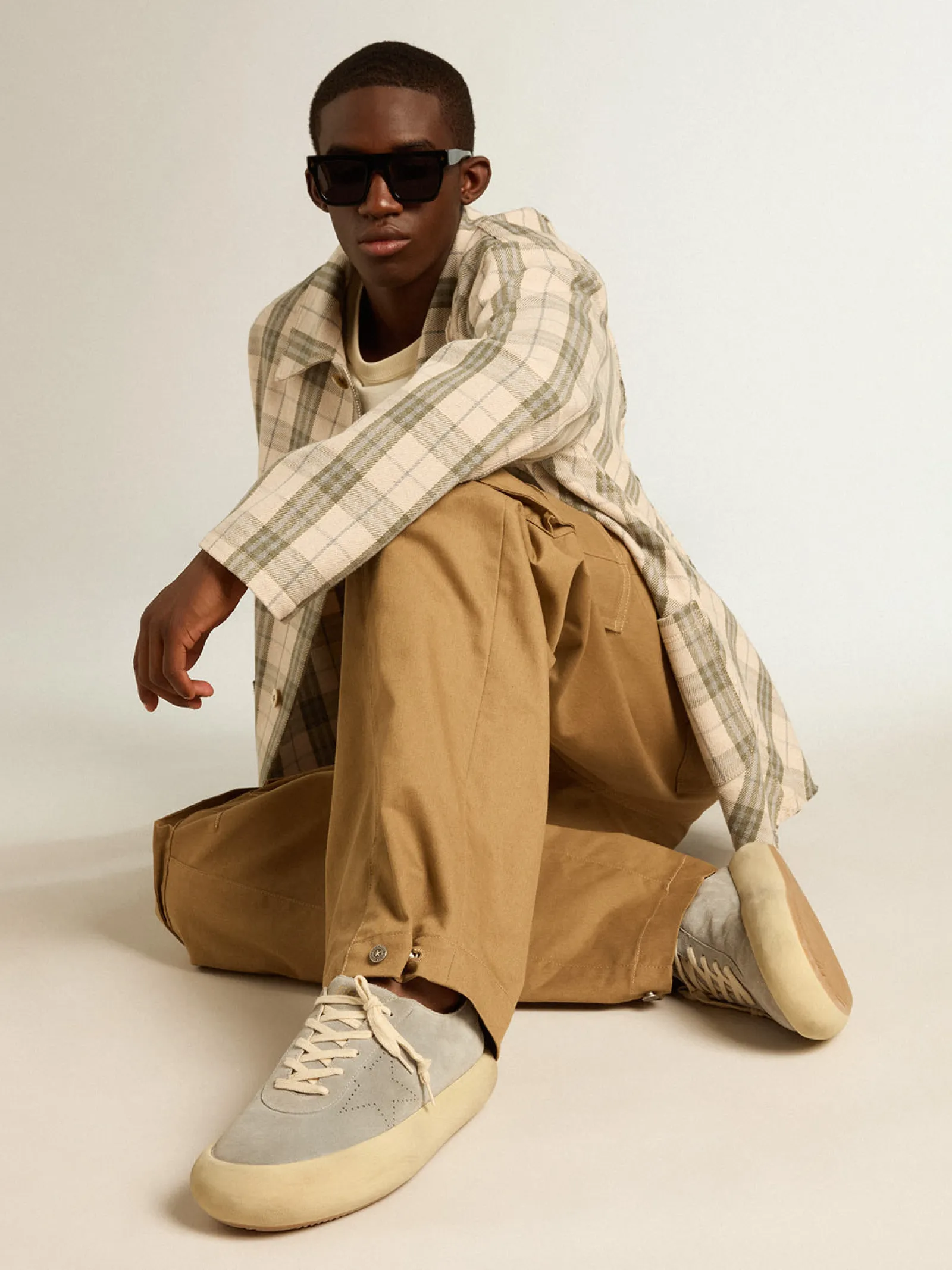 Outlet Golden Goose Sapato Space-Star Masculino de suede gelo com estrela perfurada Cabedal de suede cinza gelo