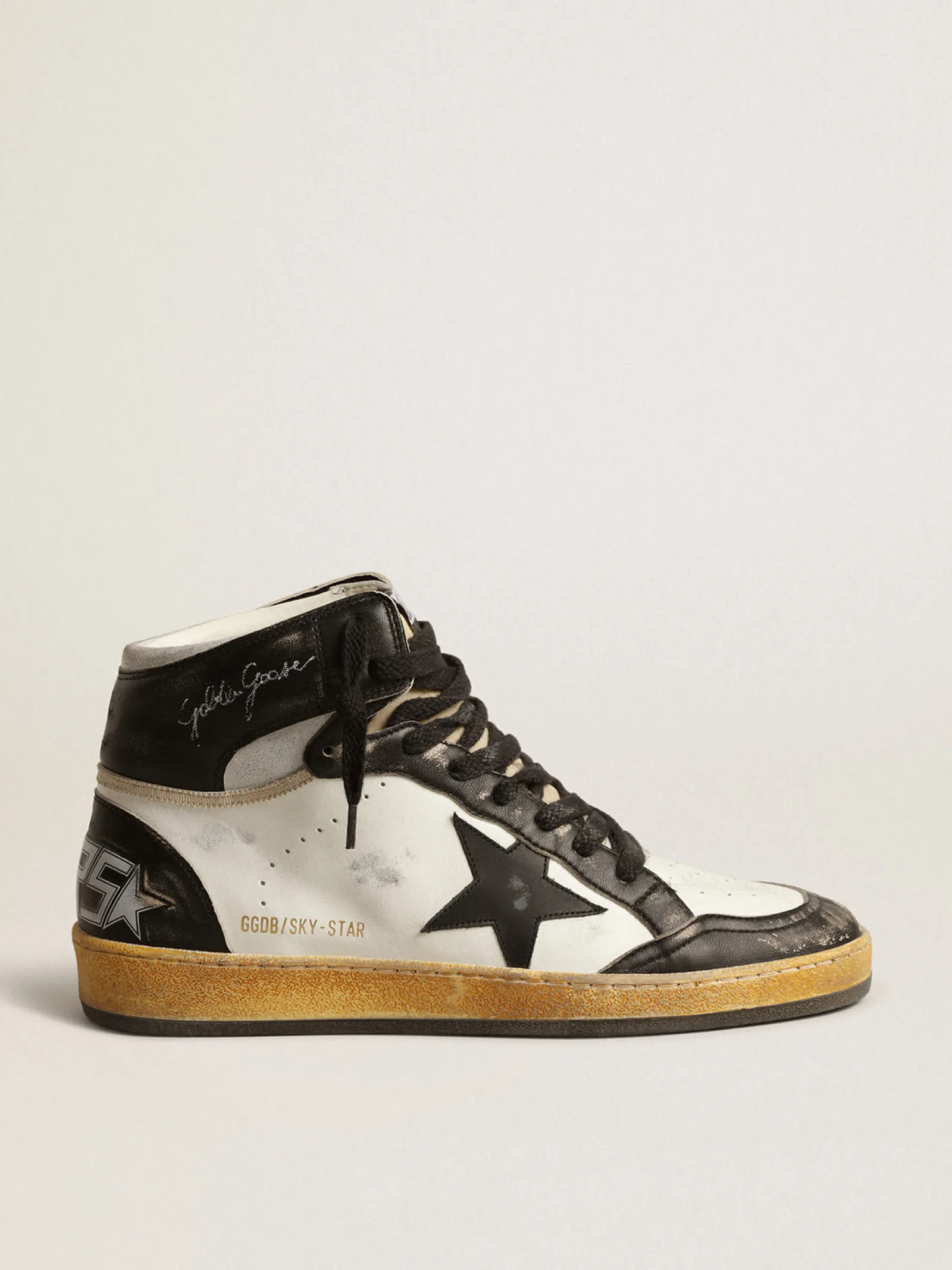 Shop Golden Goose Sky-Star de napa branca com estrela de couro preto Cabedal de napa branca