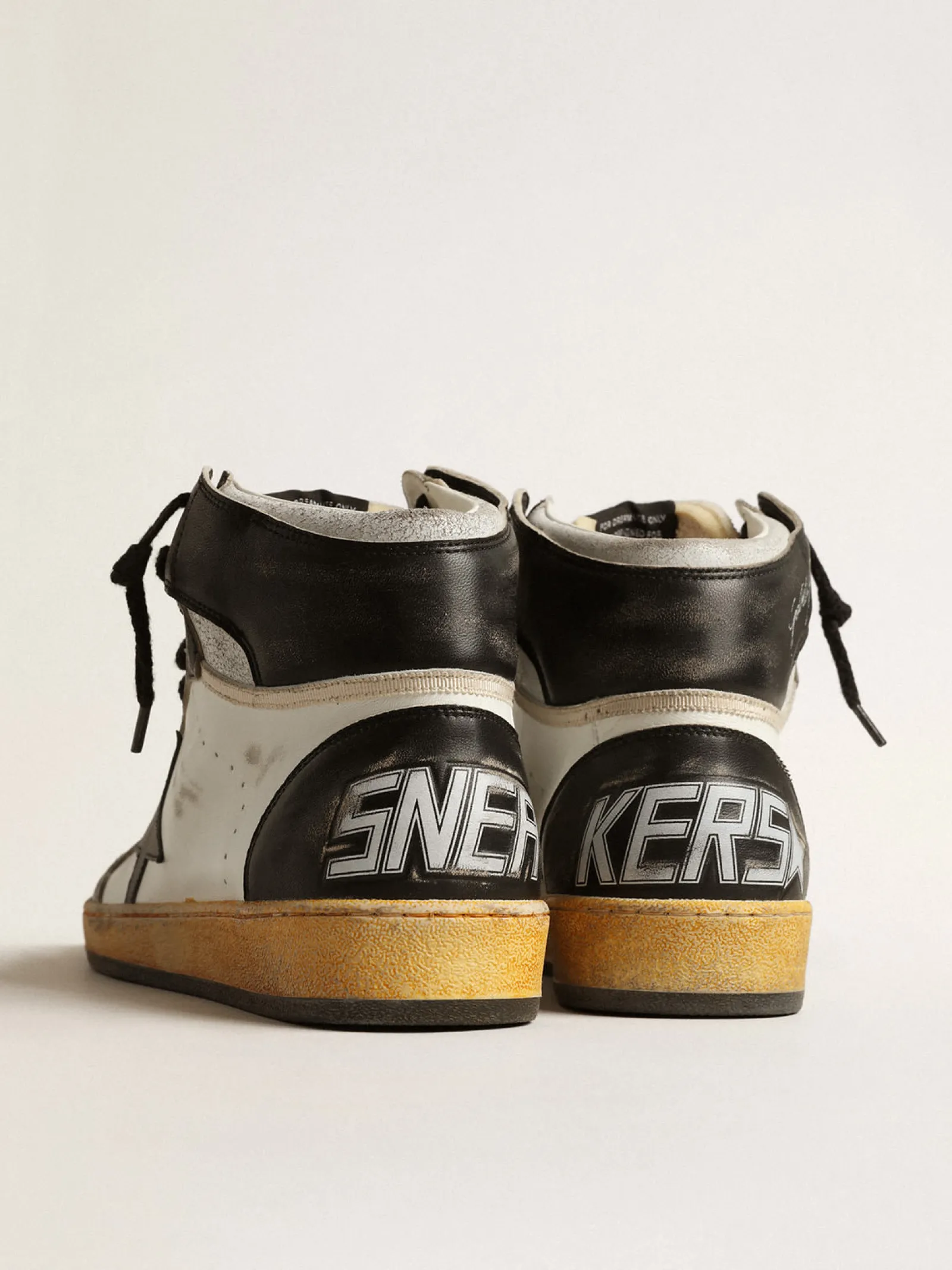 Shop Golden Goose Sky-Star de napa branca com estrela de couro preto Cabedal de napa branca
