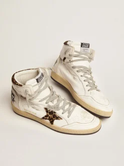 Shop Golden Goose Sky-Star feminino com assinatura e inserções de cavalinho leopardo Cor: branco
