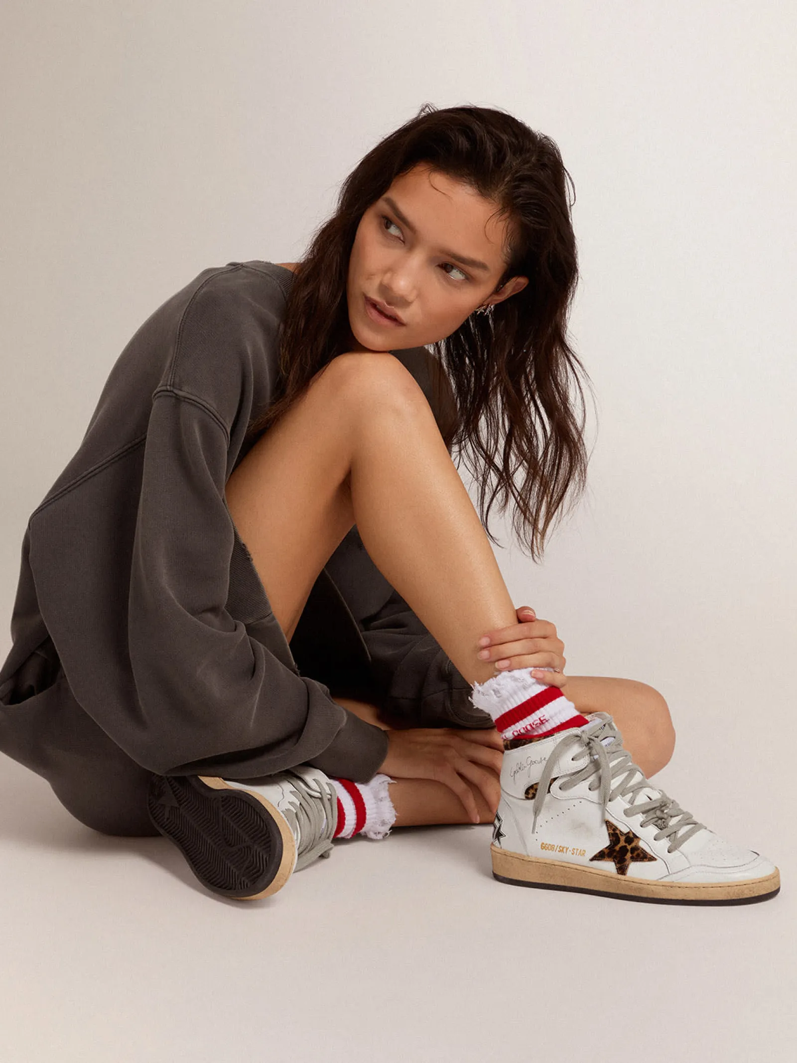 Shop Golden Goose Sky-Star feminino com assinatura e inserções de cavalinho leopardo Cor: branco