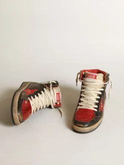 Fashion Golden Goose Sky-Star feminino de couro brilhante preto com estrela vermelha Cabedal de couro brilhante preto com efeito desgastado