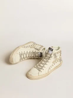 Shop Golden Goose Slide com estrela de couro metálico prateado e lista de couro com estrelas Cor: branco sujo