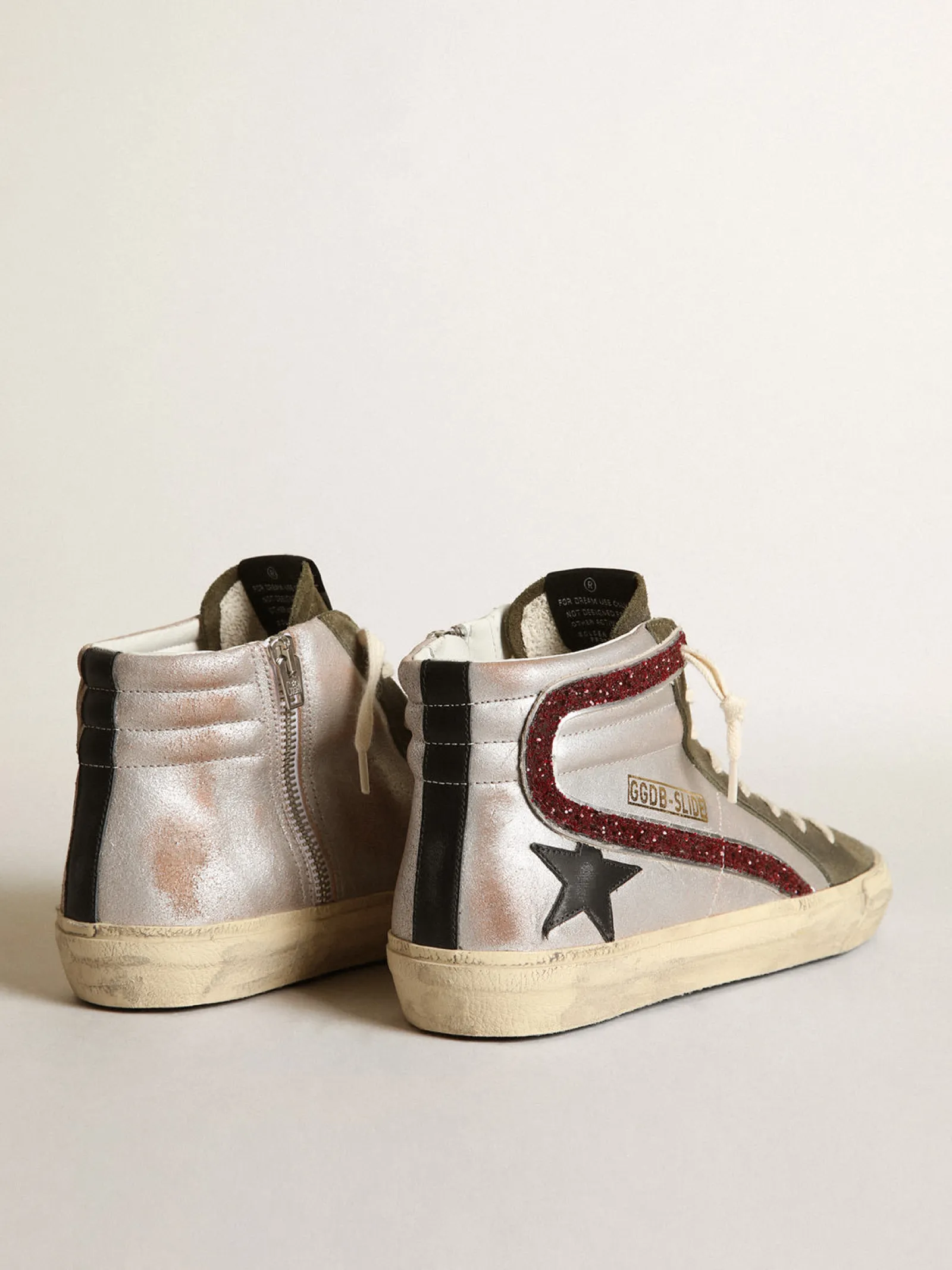 Best Sale Golden Goose Slide prateado com estrela de couro preto e lista de glitter Cabedal de suede prateado efeito metálico opaco com tons nude