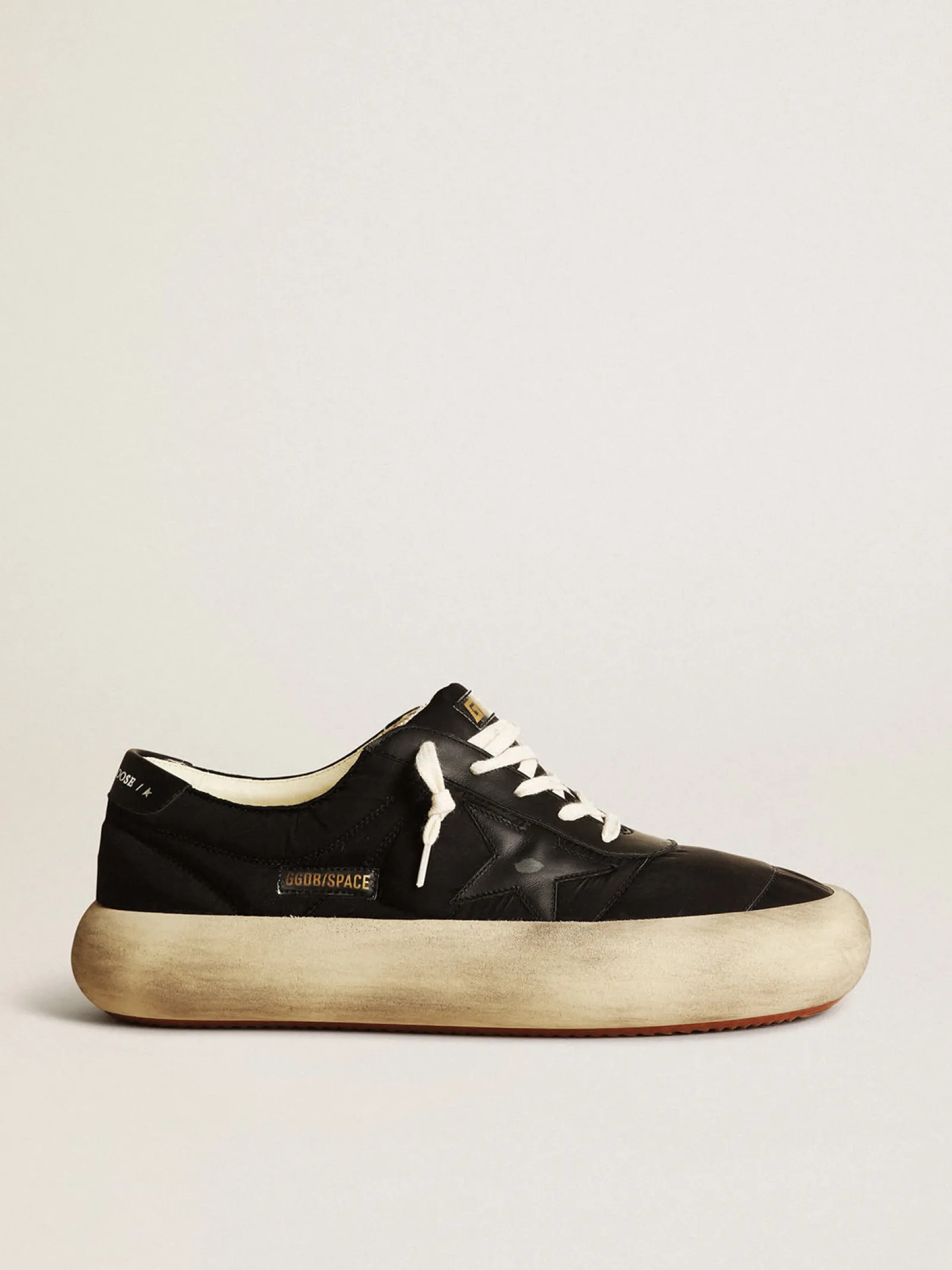 Best Sale Golden Goose Space-Star Masculino de náilon com estrela e talão de couro preto Cabedal de náilon preto