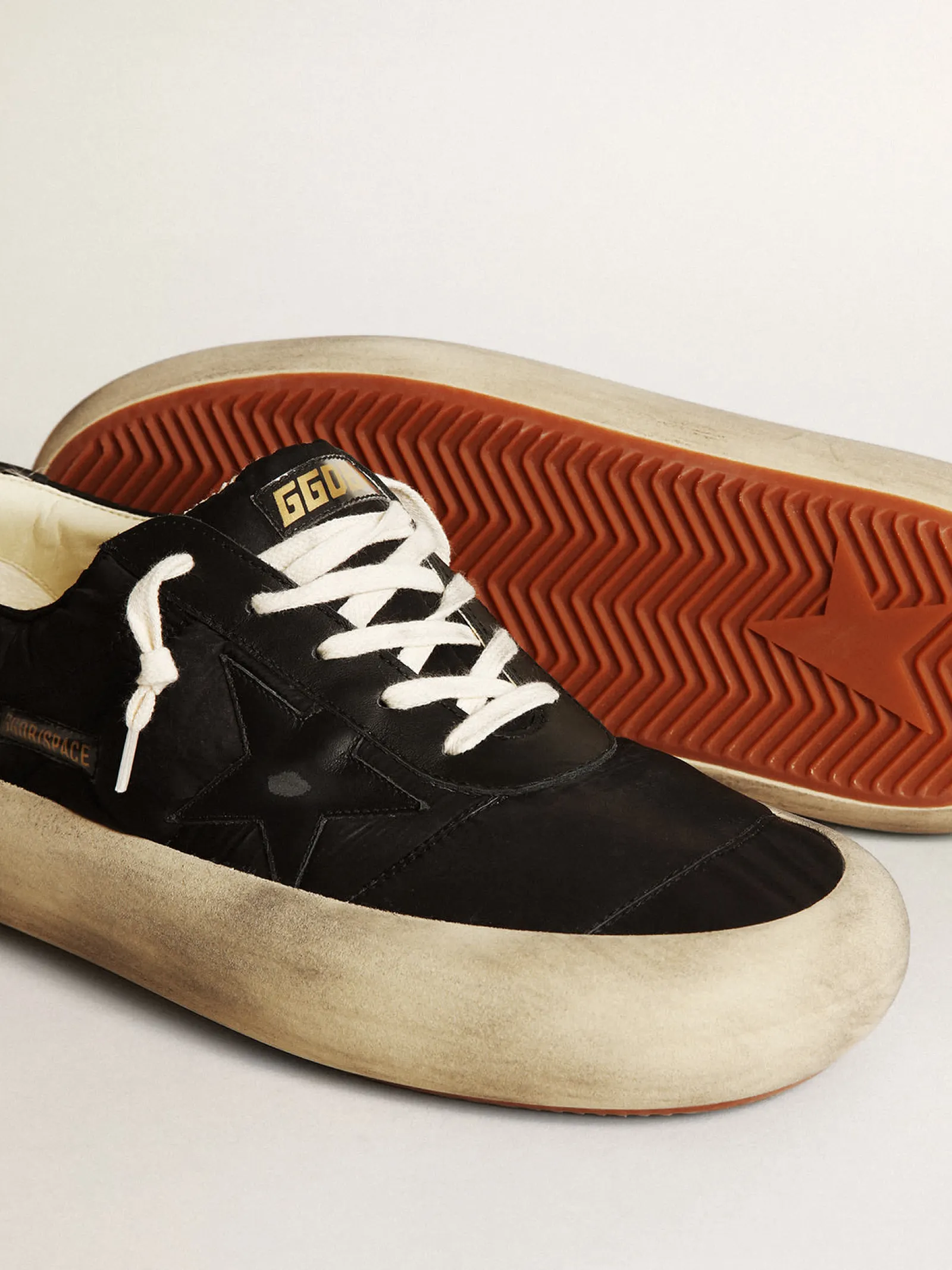 Best Sale Golden Goose Space-Star Masculino de náilon com estrela e talão de couro preto Cabedal de náilon preto