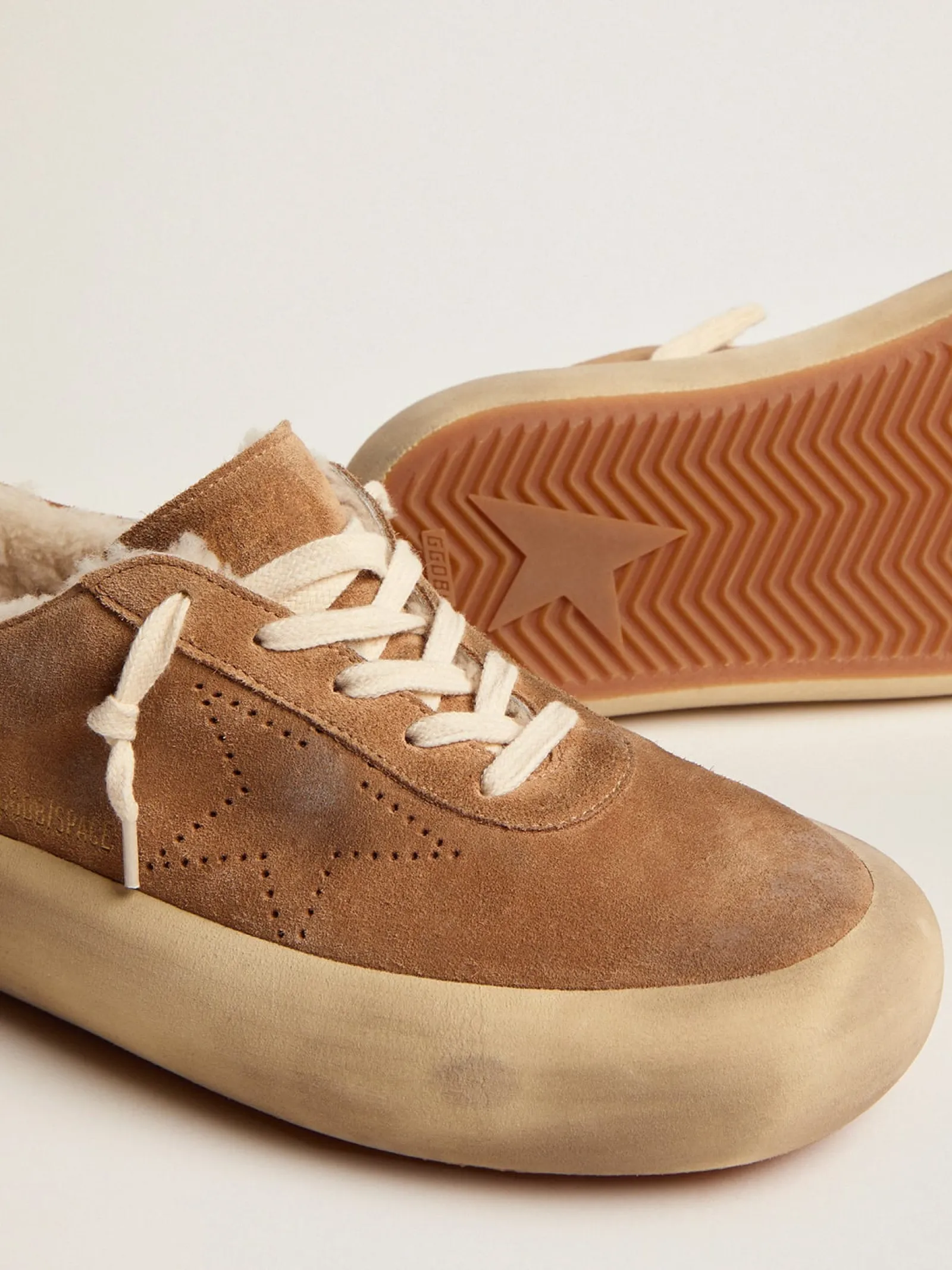 Best Sale Golden Goose Space-Star masculino de suede cor tabaco e forro de shearling Cabedal de suede na cor tabaco
