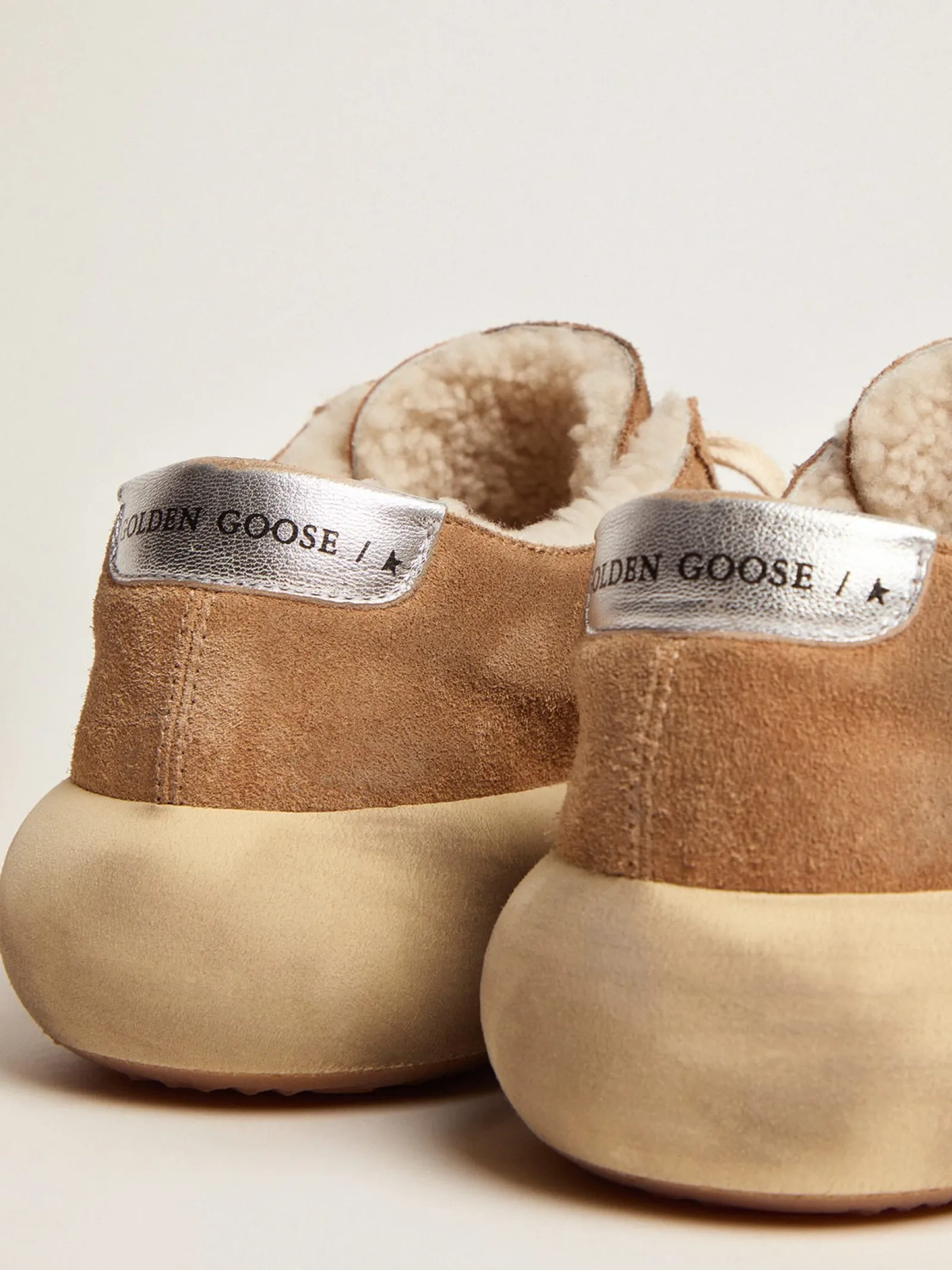 Best Sale Golden Goose Space-Star masculino de suede cor tabaco e forro de shearling Cabedal de suede na cor tabaco