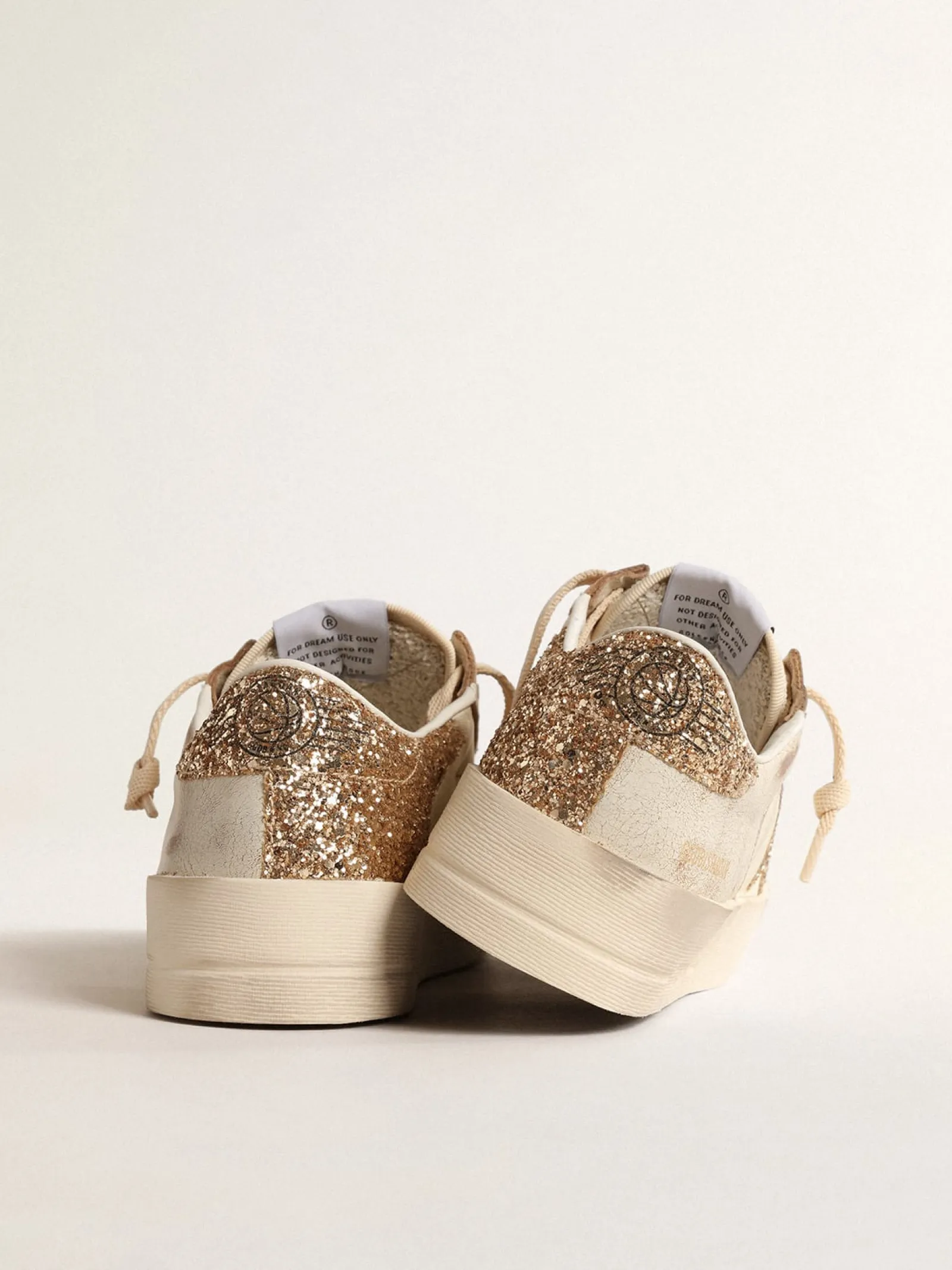 Best Sale Golden Goose Stardan de napa cor cru com estrela e talão de glitter dourado Cabedal de napa cor cru
