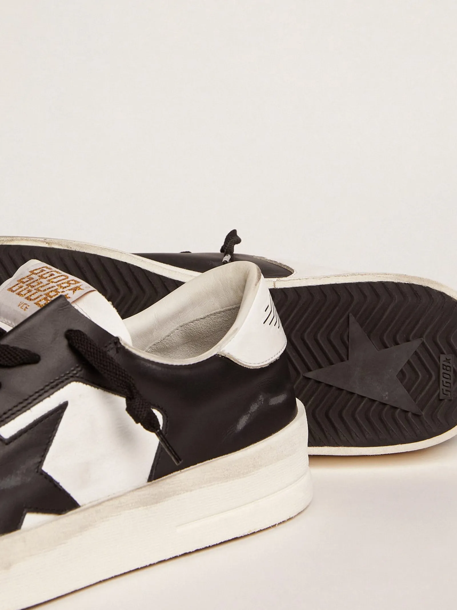 Shop Golden Goose Stardan feminino de couro branco e preto Cor: branco e preto