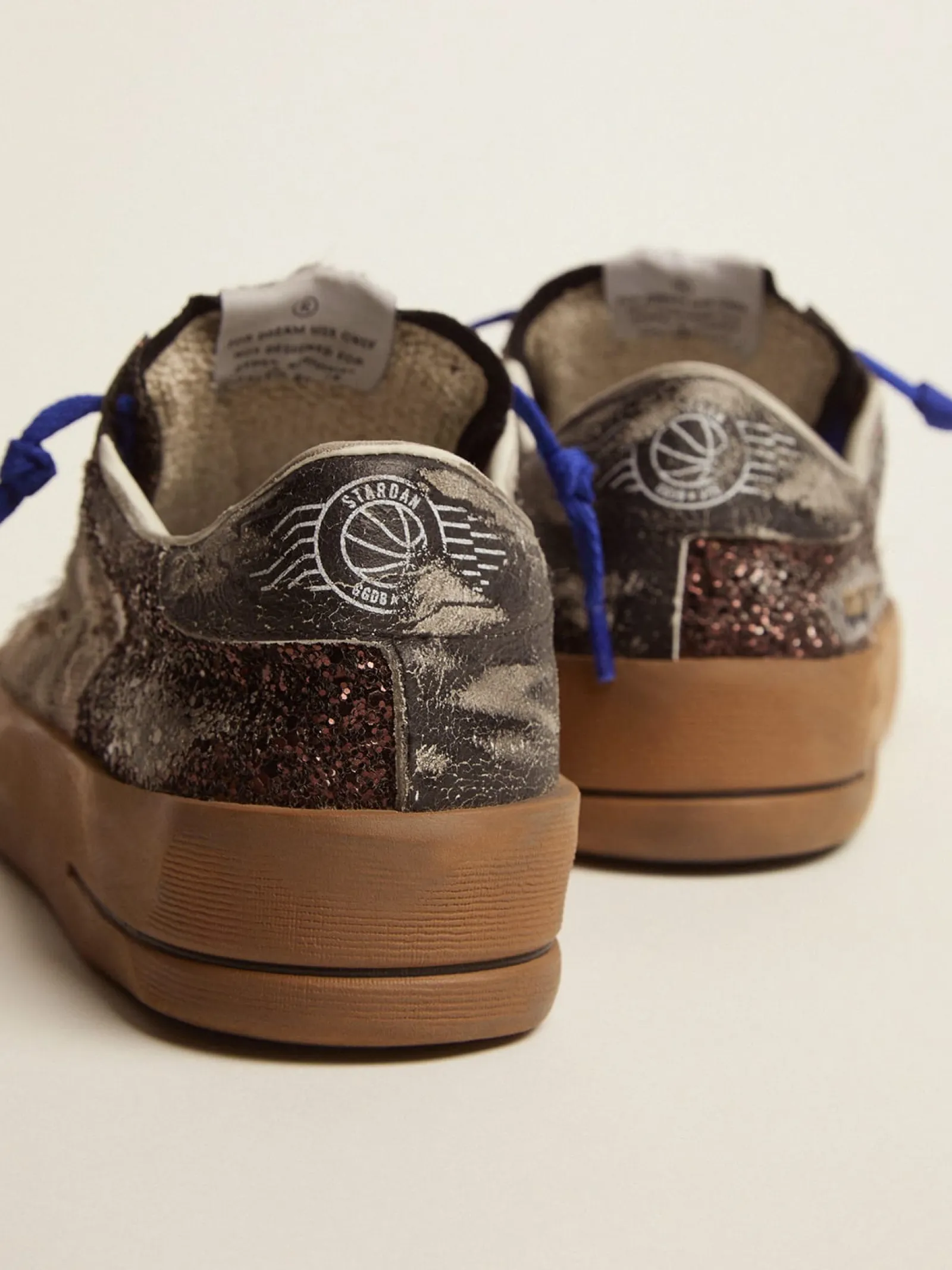 Fashion Golden Goose Stardan LAB feminino com cabedal de glitter marrom e estrela preta Cabedal de glitter marrom escuro e inserções de tela