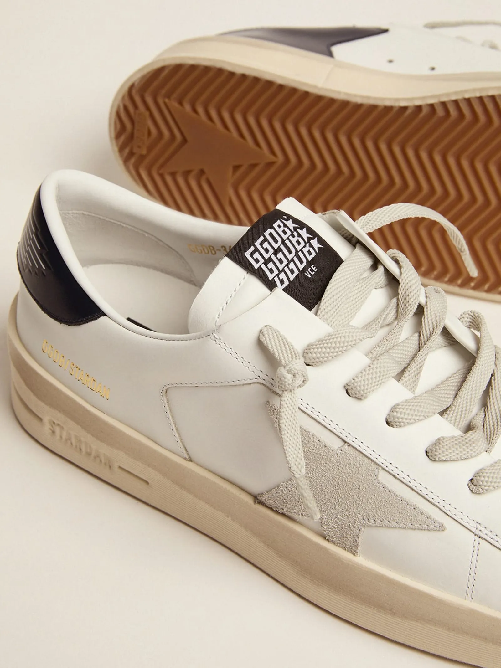 Cheap Golden Goose Stardan masculino com estrela de suede cinza gelo e talão preto Cor: branco