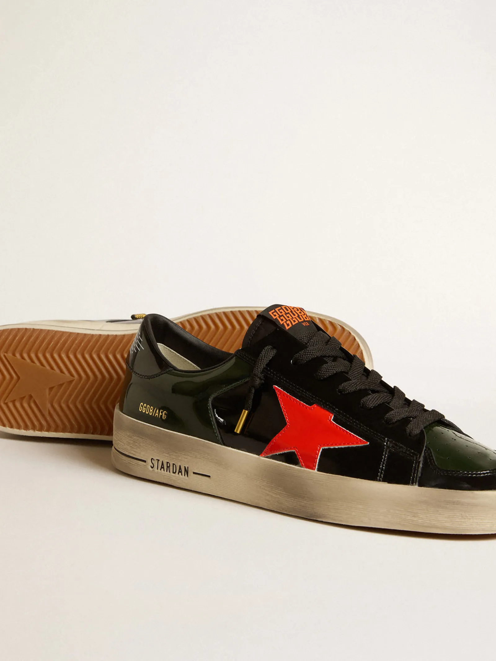 Hot Golden Goose Stardan Masculino de couro envernizado preto e verde com estrela laranja Cabedal de couro envernizado preto com inserções de couro envernizado verde-escuro