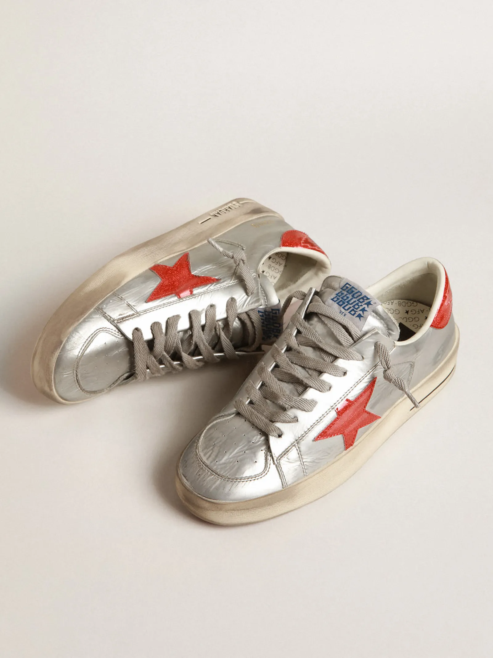 Hot Golden Goose Stardan Masculino de couro metálico, inserções de glitter vermelho Cabedal de couro metálico prateado