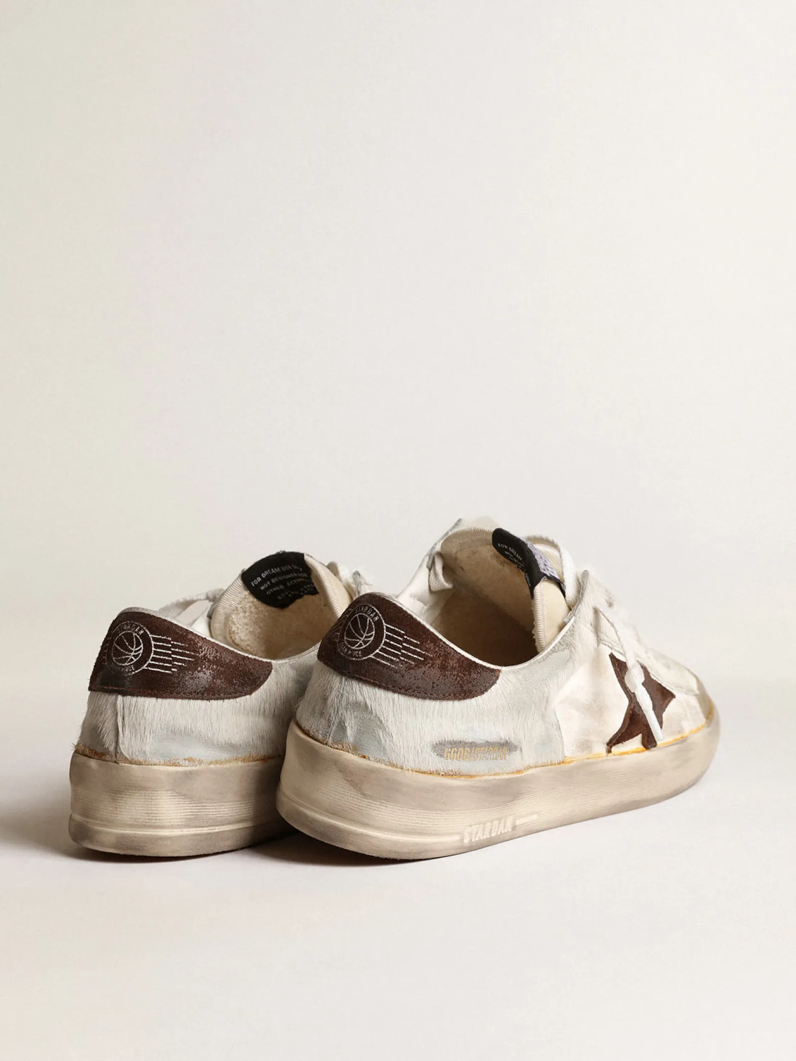 Shop Golden Goose Stardan Masculino napa e cavalinho com estrela de suede marrom Cabedal de napa cor creme e couro cavalinho branco