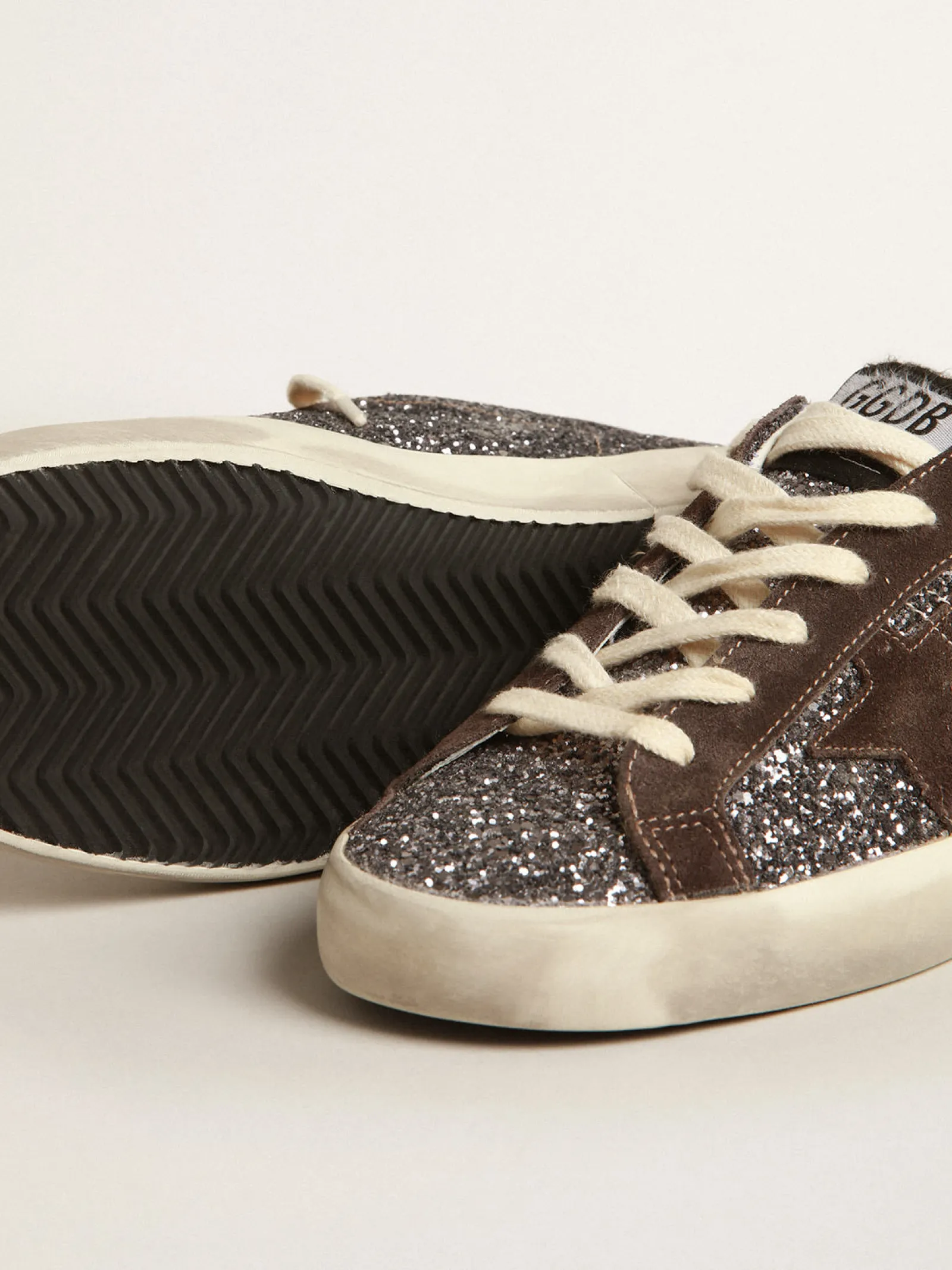 Shop Golden Goose Super-Star de glitter com estrela marrom e talão lilás Cabedal de glitter antracite claro
