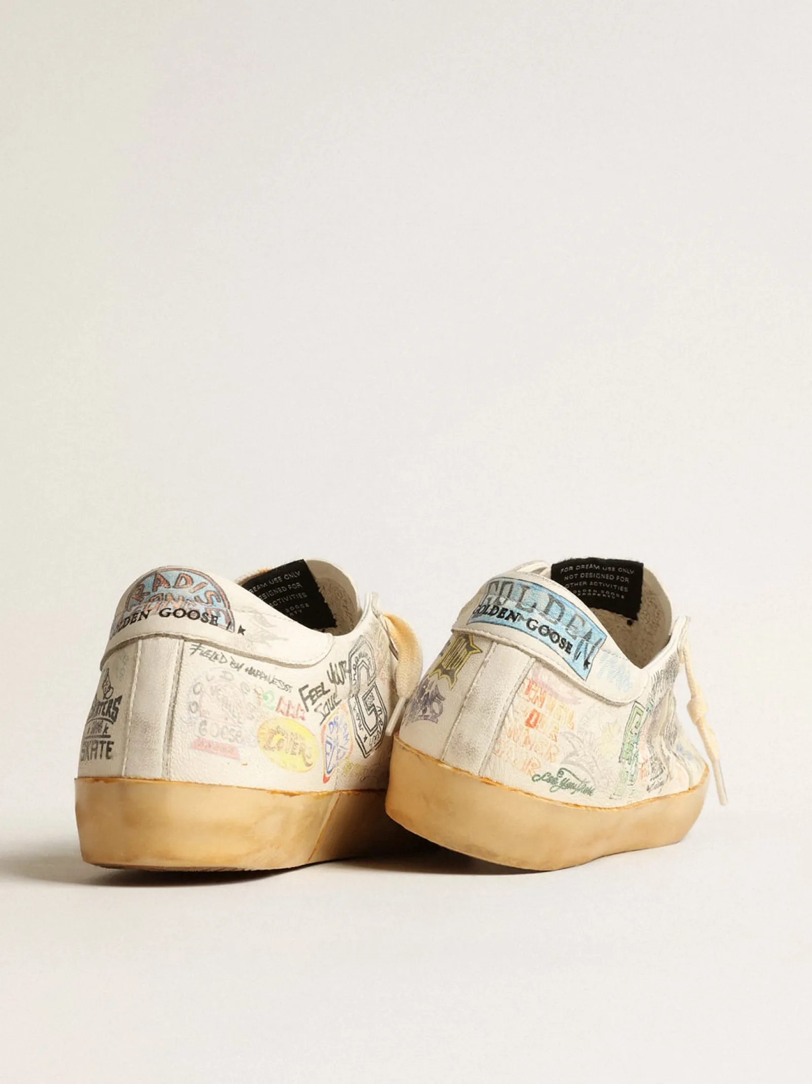 Cheap Golden Goose Super-Star de napa branca com grafites multicoloridos all-over Cabedal de napa branca e escritas multicoloridas com efeito grafite all-over