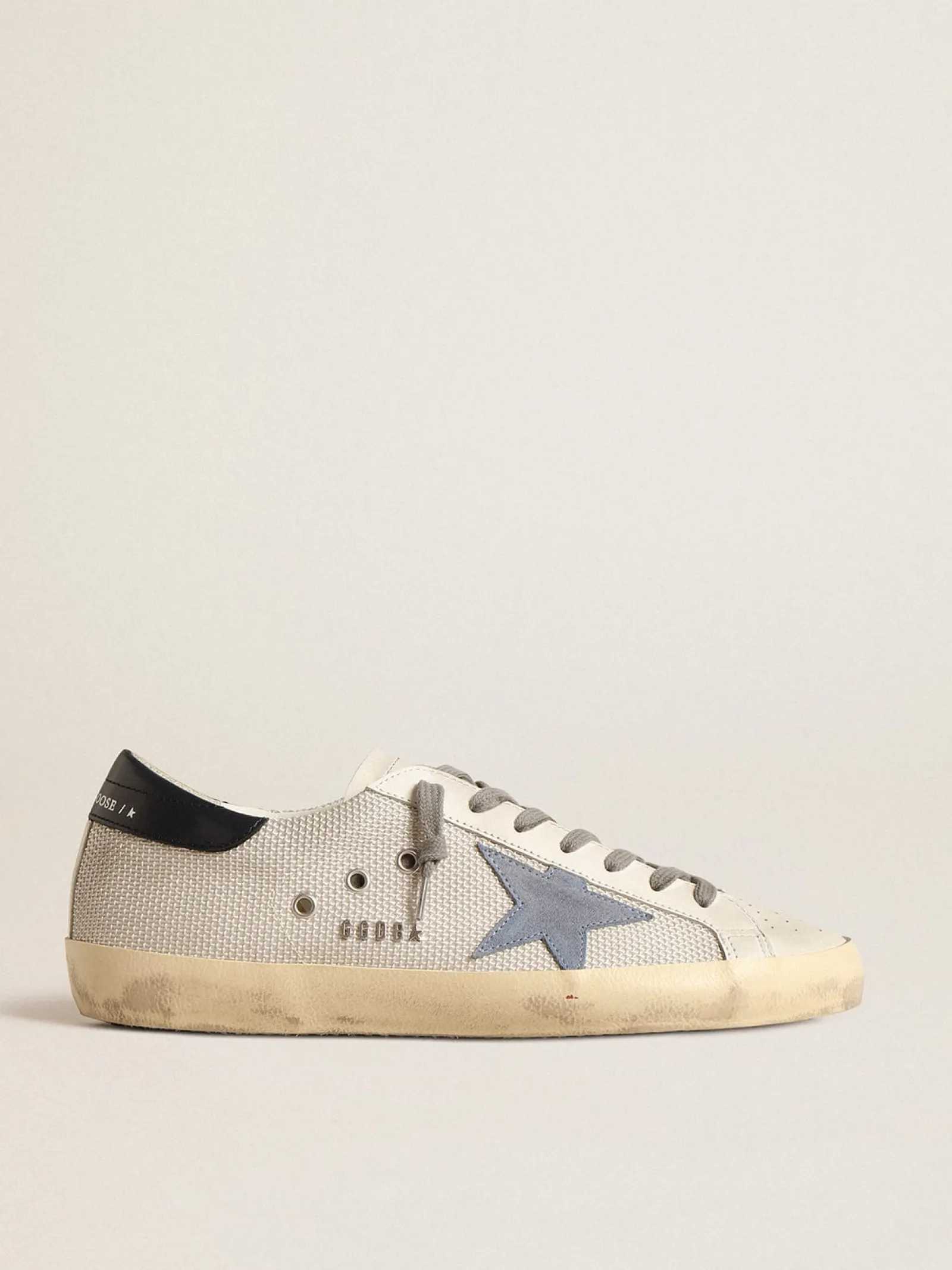Shop Golden Goose Super-Star de tela prateada clara com estrela de suede azul Cabedal de tela prateada clara