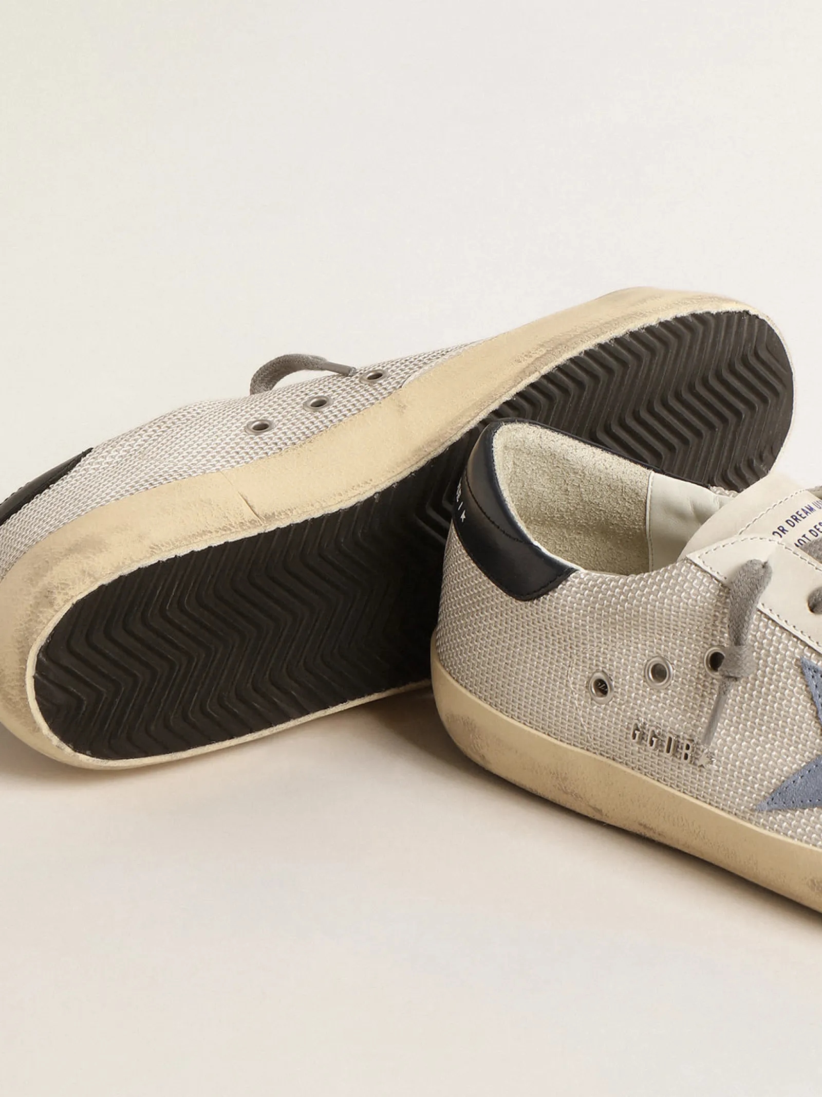Shop Golden Goose Super-Star de tela prateada clara com estrela de suede azul Cabedal de tela prateada clara